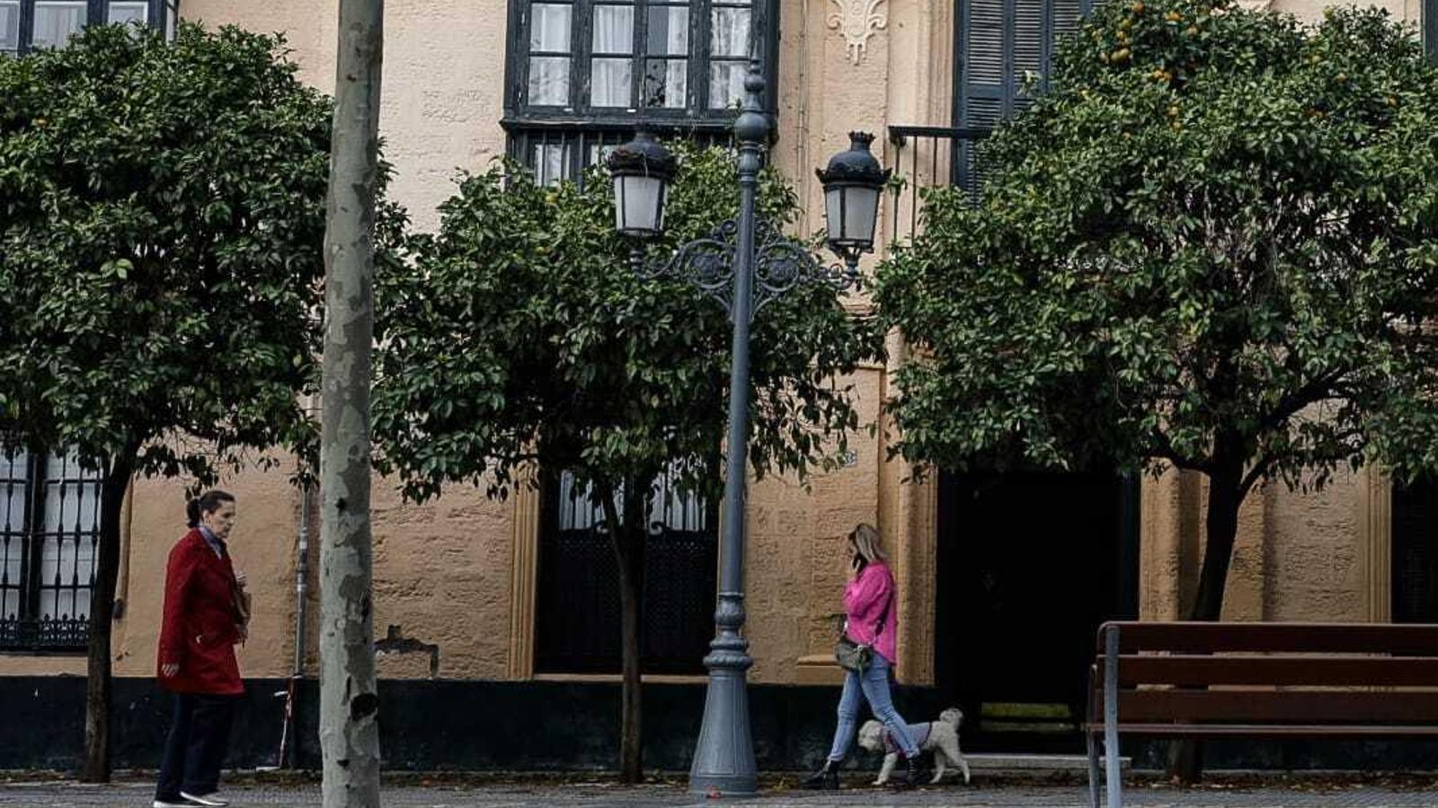 La plaza recupera su paseo exterior sin coches.