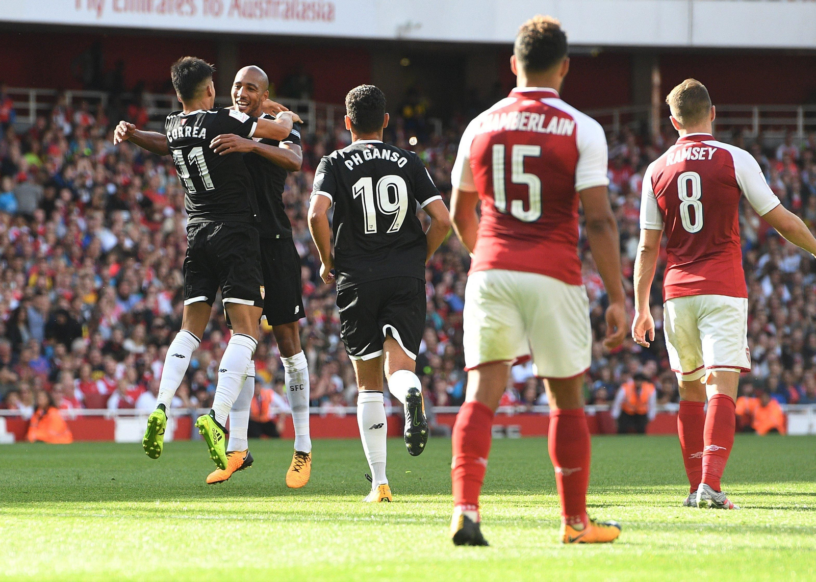 Correa y N'Zonzi celebran uno de los goles del Sevilla en el Emirates Stadium.
