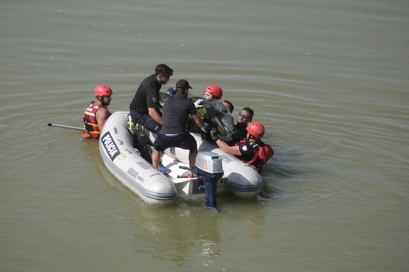 Así ha sido el rescate del cuerpo del joven ahogado en el Guadalquivir