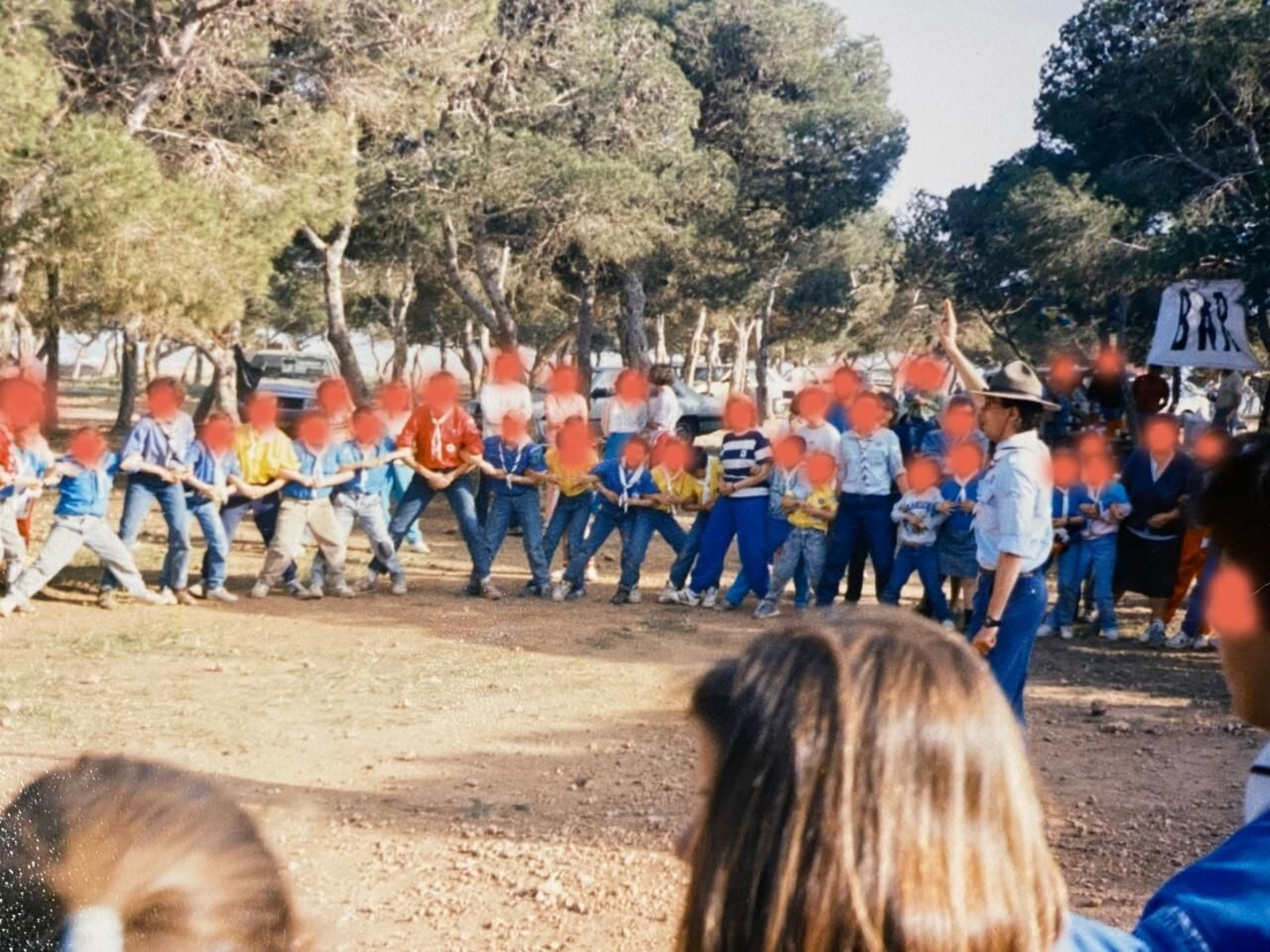 J. A. A. G., a la derecha, en un campamento.