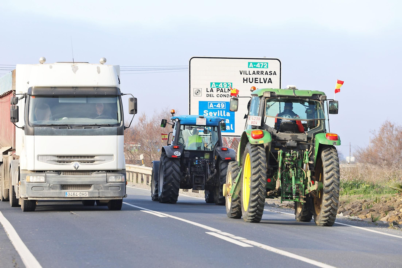 Las imágenes de la tractorada de los agricultores de Huelva este martes