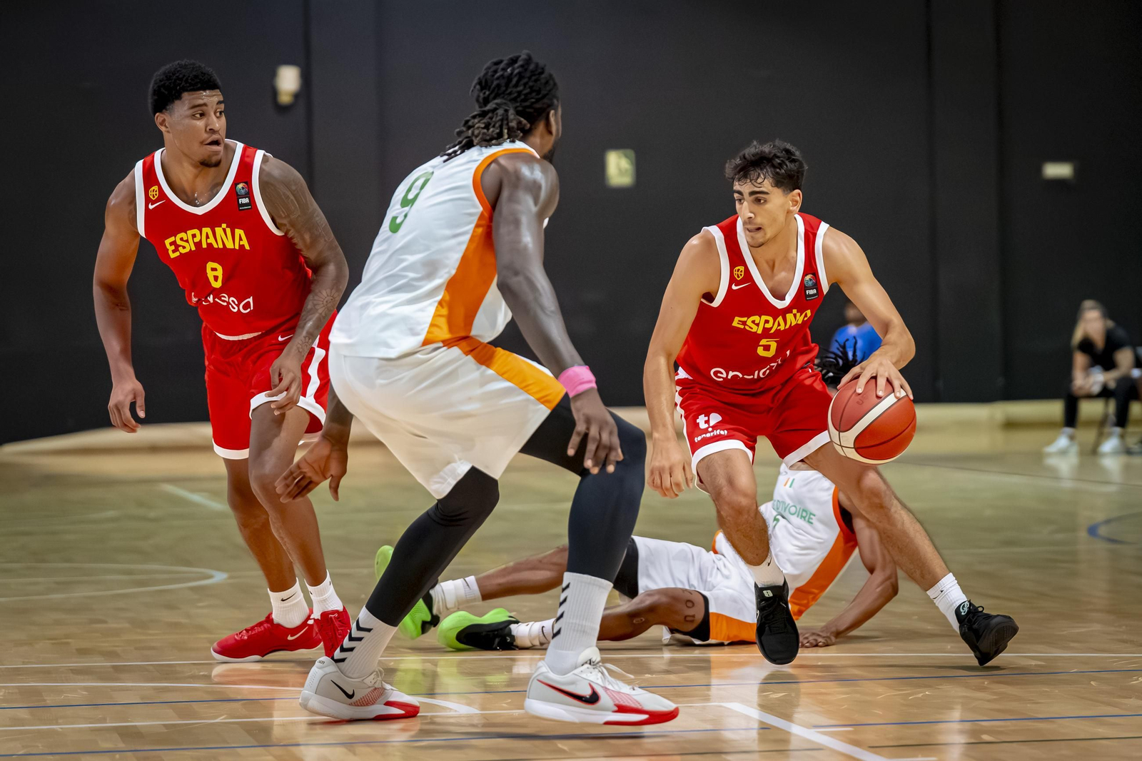 España B, con Álvaro Folgueiras, derrota a Costa de Marfil antes de venir a Málaga