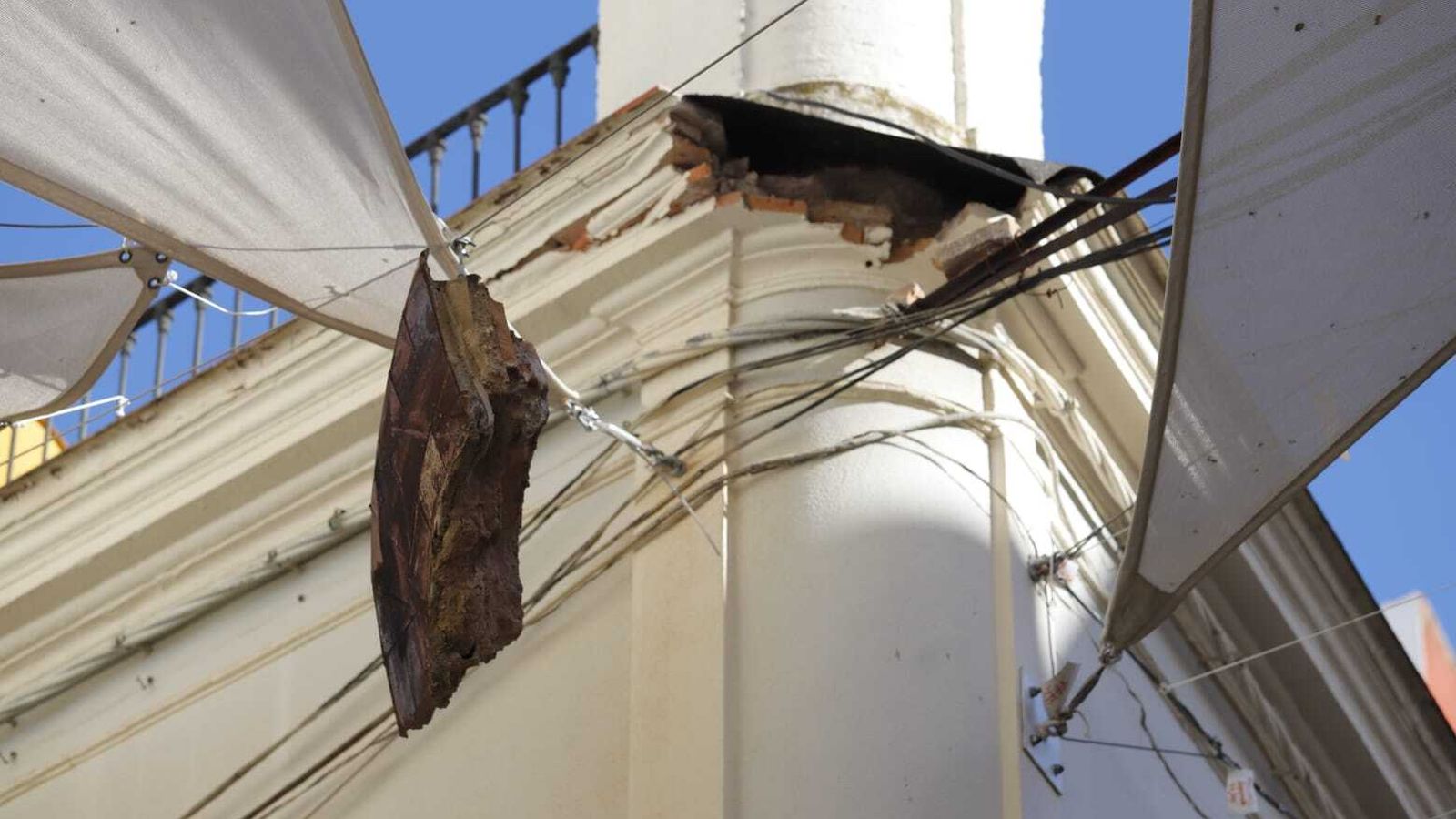 Parte de la cornisa desprendida