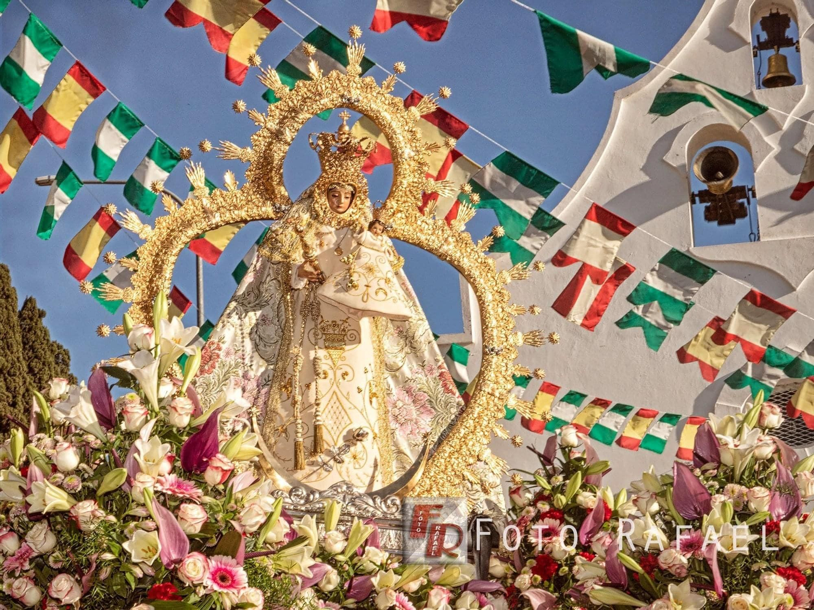 Procesión de la Virgen de la Victoria en el entorno de la ermita de San Bartolomé.