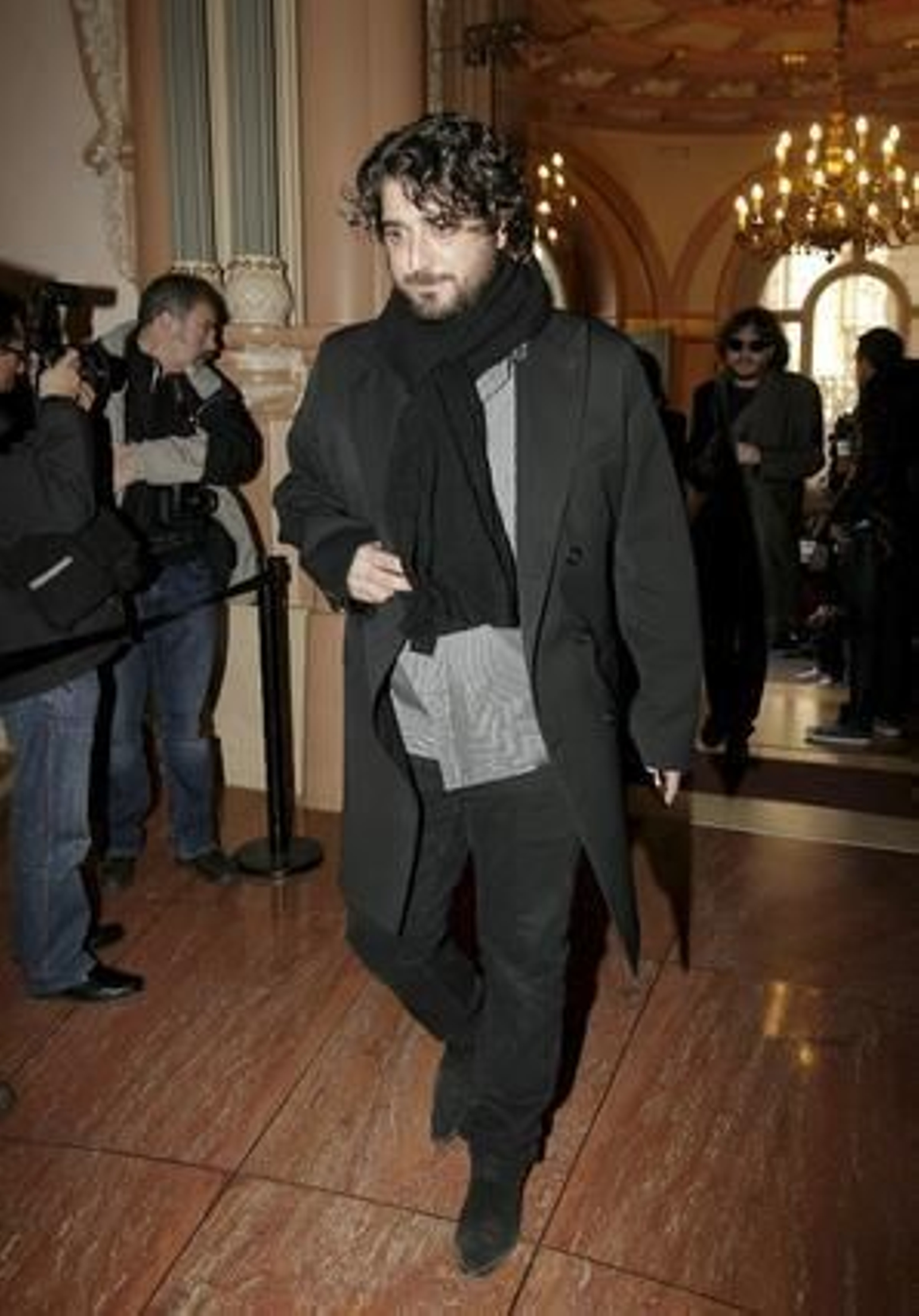 El cantante Antonio Orozco entra en la sede de la SGAE. / EFE