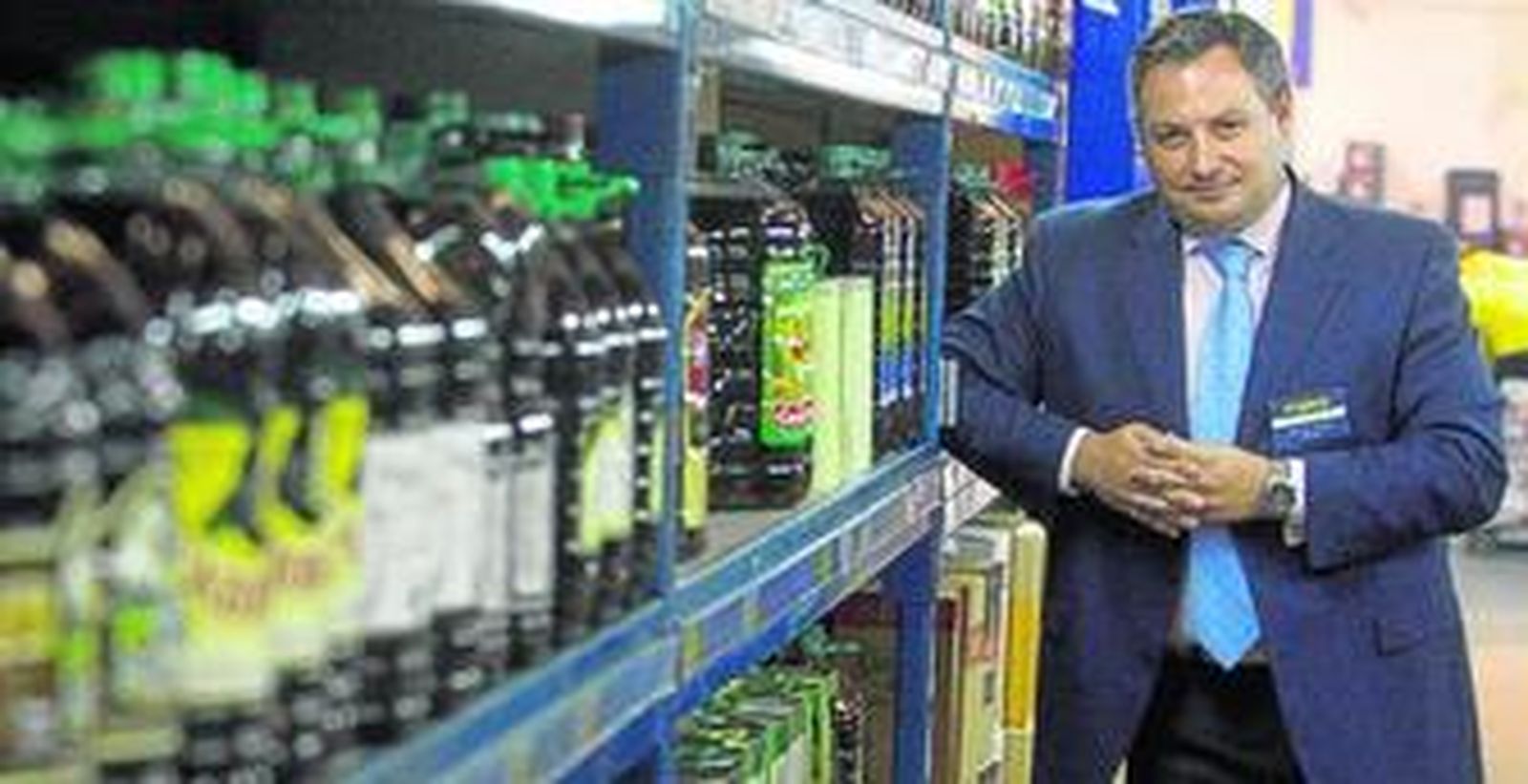 Ignacio Lozano, gerente de Makro en Sevilla, en una de las calles de alimentación del almacén de Bormujos.