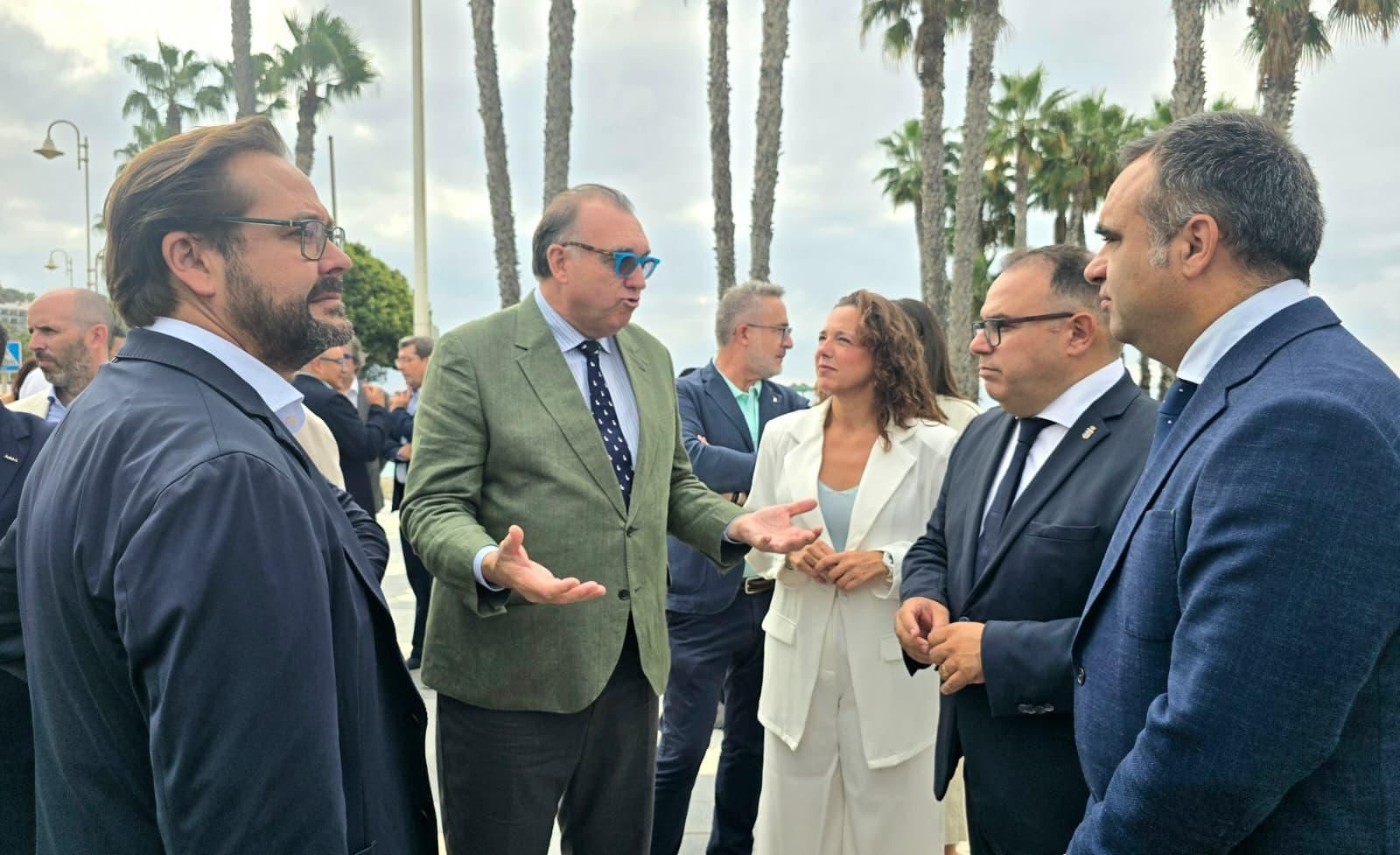 El consejero de Turismo con el delegado del Gobierno de la Junta en Granada, la concejal de Turismo, el alcalde de Almuñécar y el presidente de la Diputación de Granada