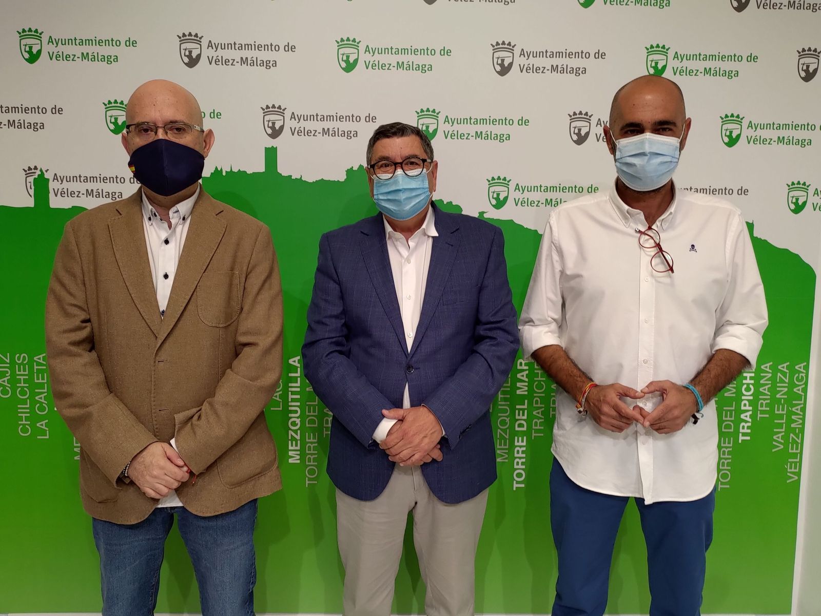 El alcalde de Vélez-Málaga, Antonio Moreno Ferrer, el primer teniente de alcalde, Jesús Pérez Atencia, y el concejal de Infraestructuras y Aguas, Juan García, en rueda de prensa.