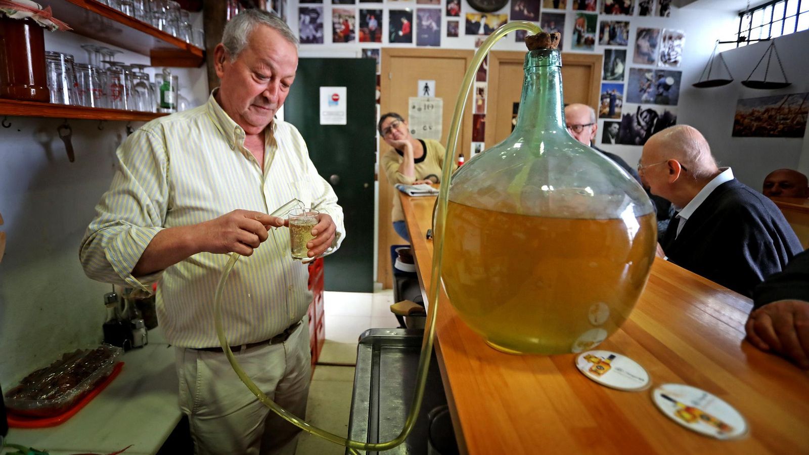 Extracción de mosto con manguera en el Tabanco Mariñíguez.