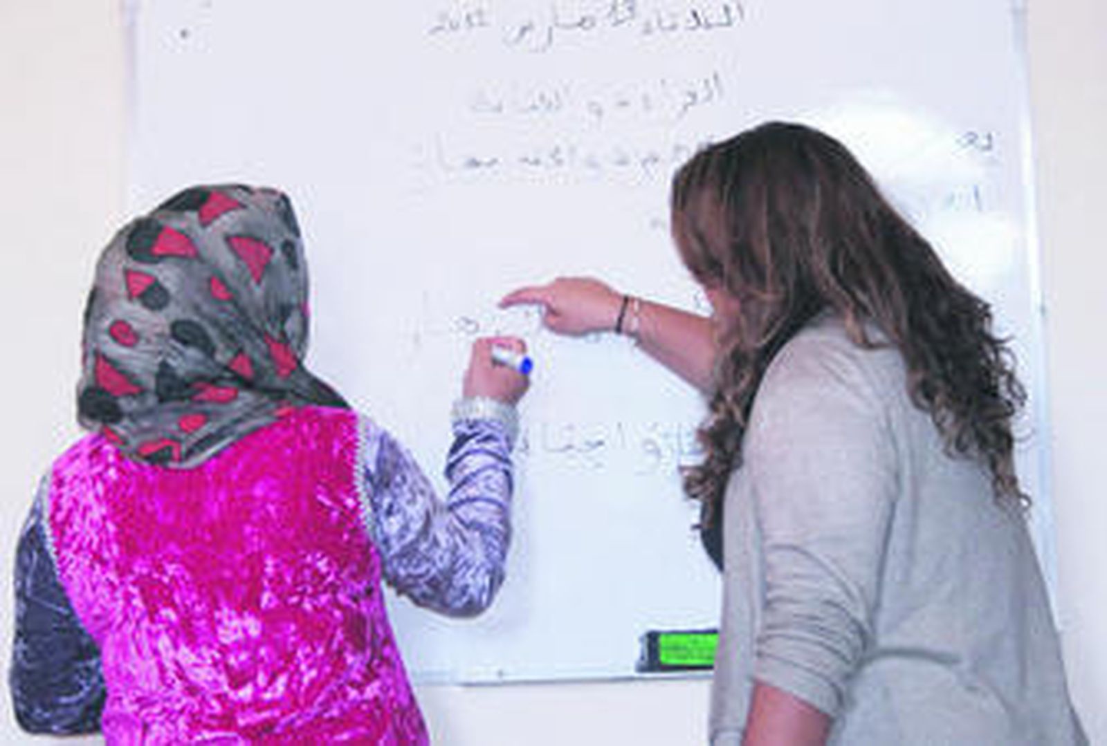 Una voluntaria de Solidaridad Femenina instruye a una de las mujeres acogidas por esta institución en uno de sus tres centros de Casablanca.