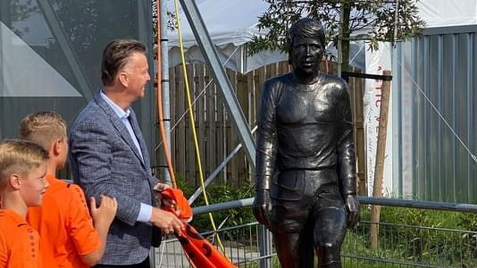 El seleccionador holandés, Louis Van Gaal, junto a la estatua dedicada a Gerrie Mühren.