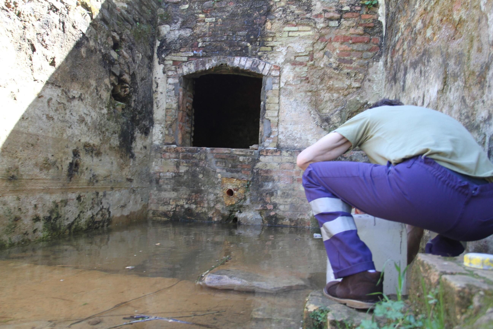 La Fuente Vieja, sin la reja e inundada de agua.