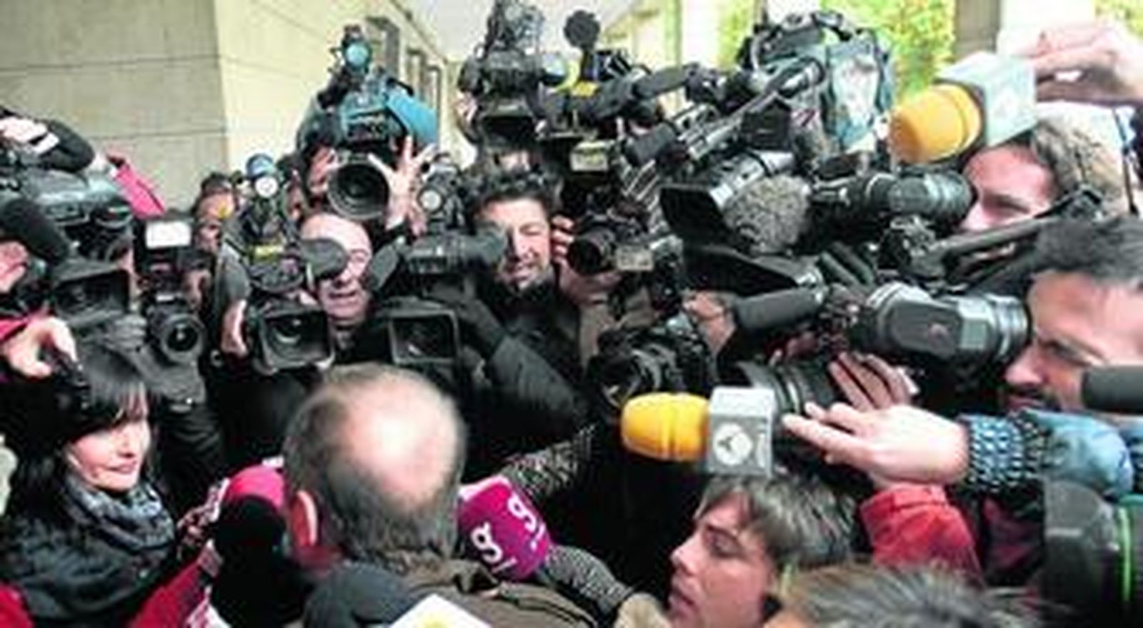 Antonio del Castillo, rodeado de cámaras y micrófonos, atiende a la prensa al término de la primera sesión del juicio al Cuco.