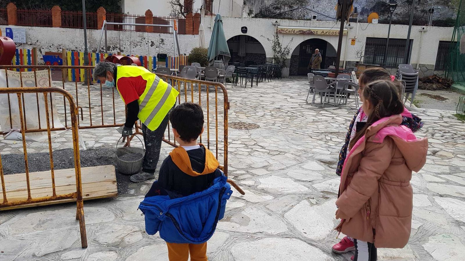 Los alumnos han podido comprobar cómo es la jornada laboral de Chelo, haciendo trabajos como los que hacen sus compañeros que son hombres