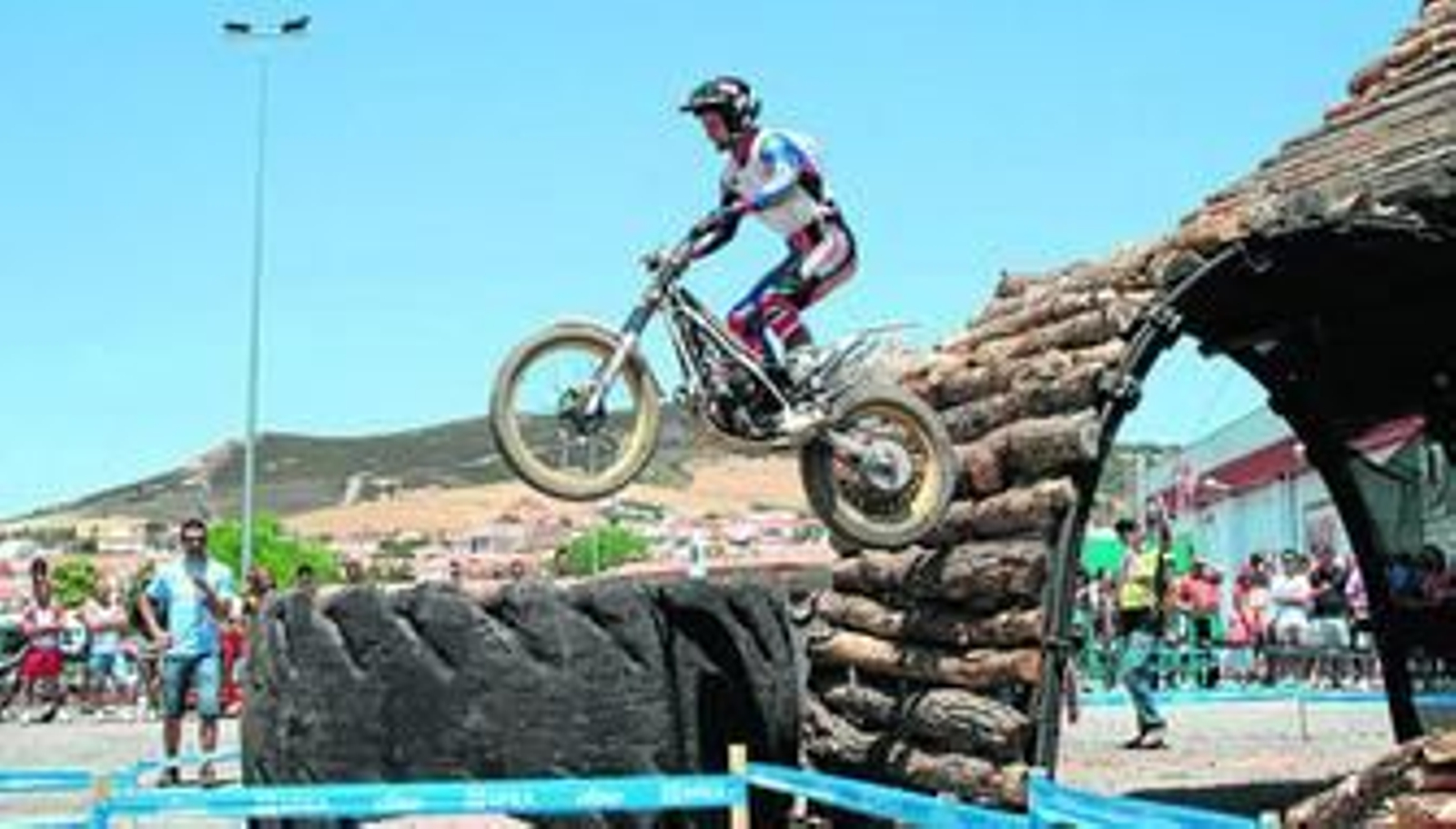 Toni Bou salva una de las zonas del Trial de Peñarroya con un espectacular vuelo.