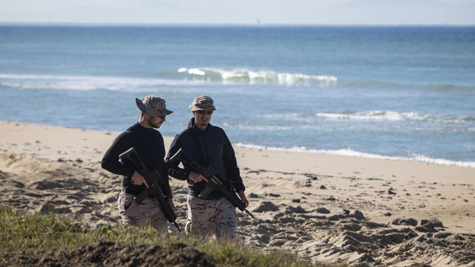 Las imágenes del gran desembarco de la OTAN en Barbate: aviones 'Harrier', helicópteros, lanchas e infantes de Marina asaltan la playa del Retín
