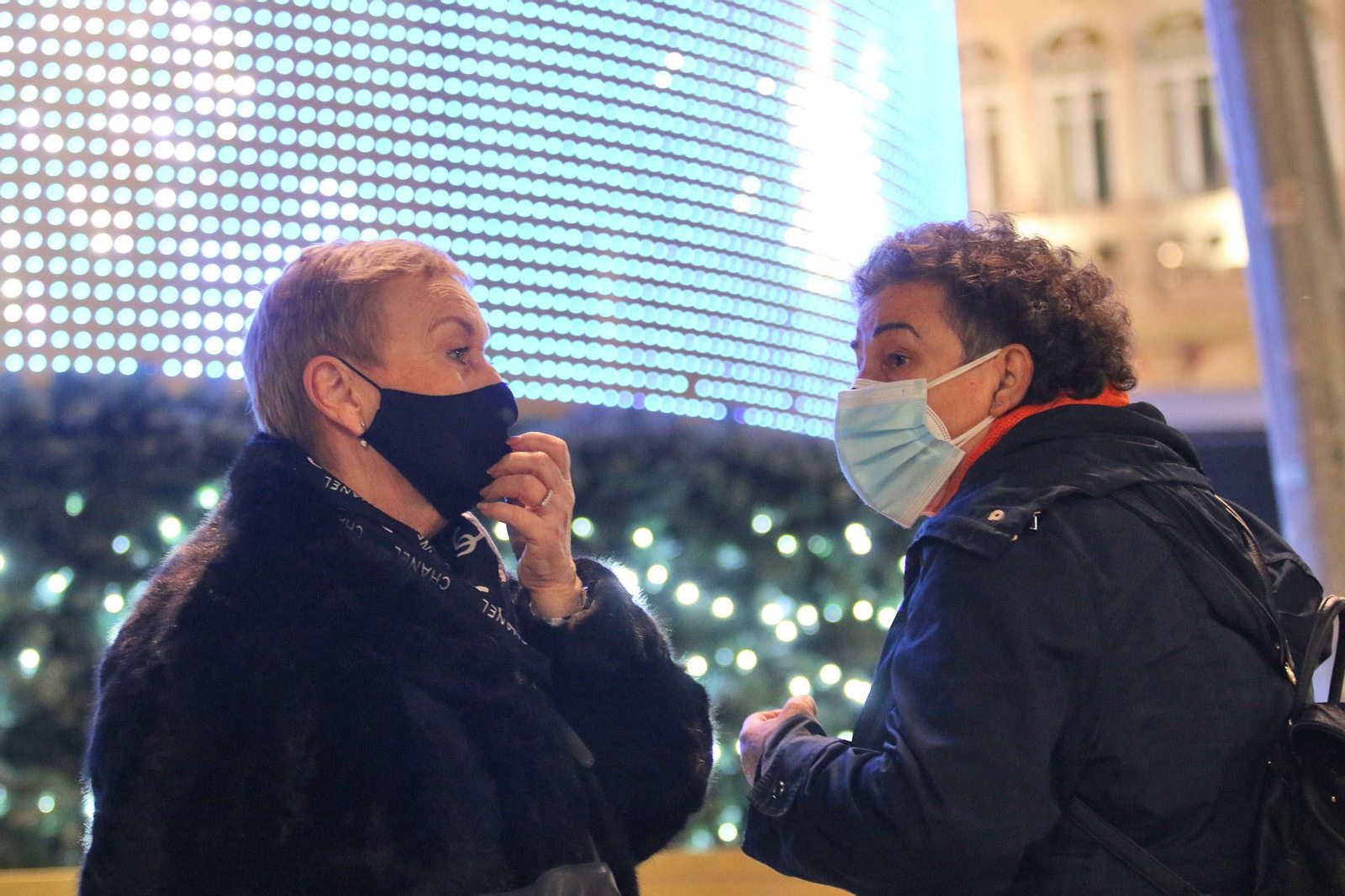 Almerienses pasean y charlan por el centro de la ciudad.