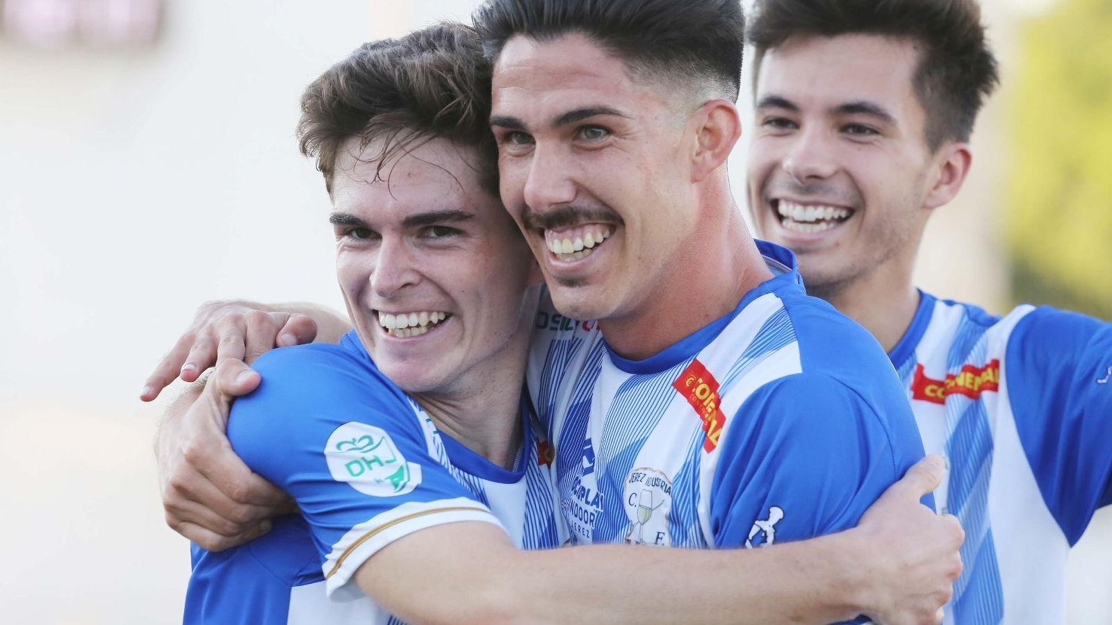 Velázquez, autor del 4-0, felicitado por Quintero y Juanan, que hizo el 1-0 y el 2-0.