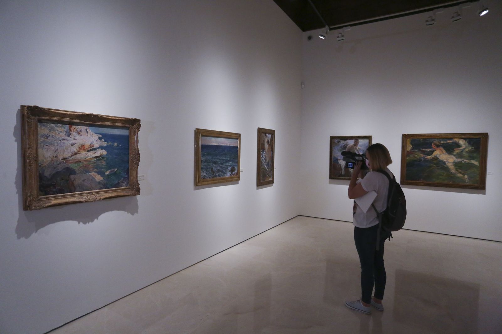 'Rocas de Jávea y el bote blanco', a la izquierda de la imagen, en la muestra 'Sorolla en Jávea'.