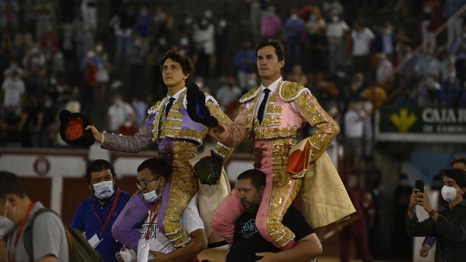 Roca Rey y Daniel Luque, a hombros en Zamora en junio de 2021.