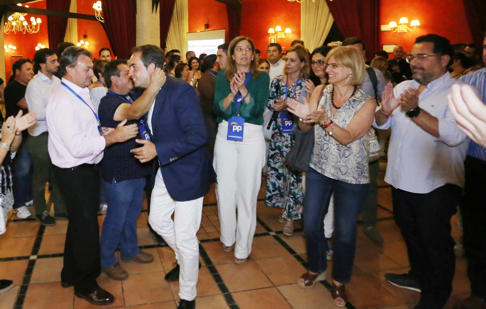 Saldaña es recibido con aplausos a su llegada al salón donde esperaban afiliados y simpatizantes. Saldaña es recibido con aplausos a su llegada al salón donde esperaban afiliados y simpatizantes.