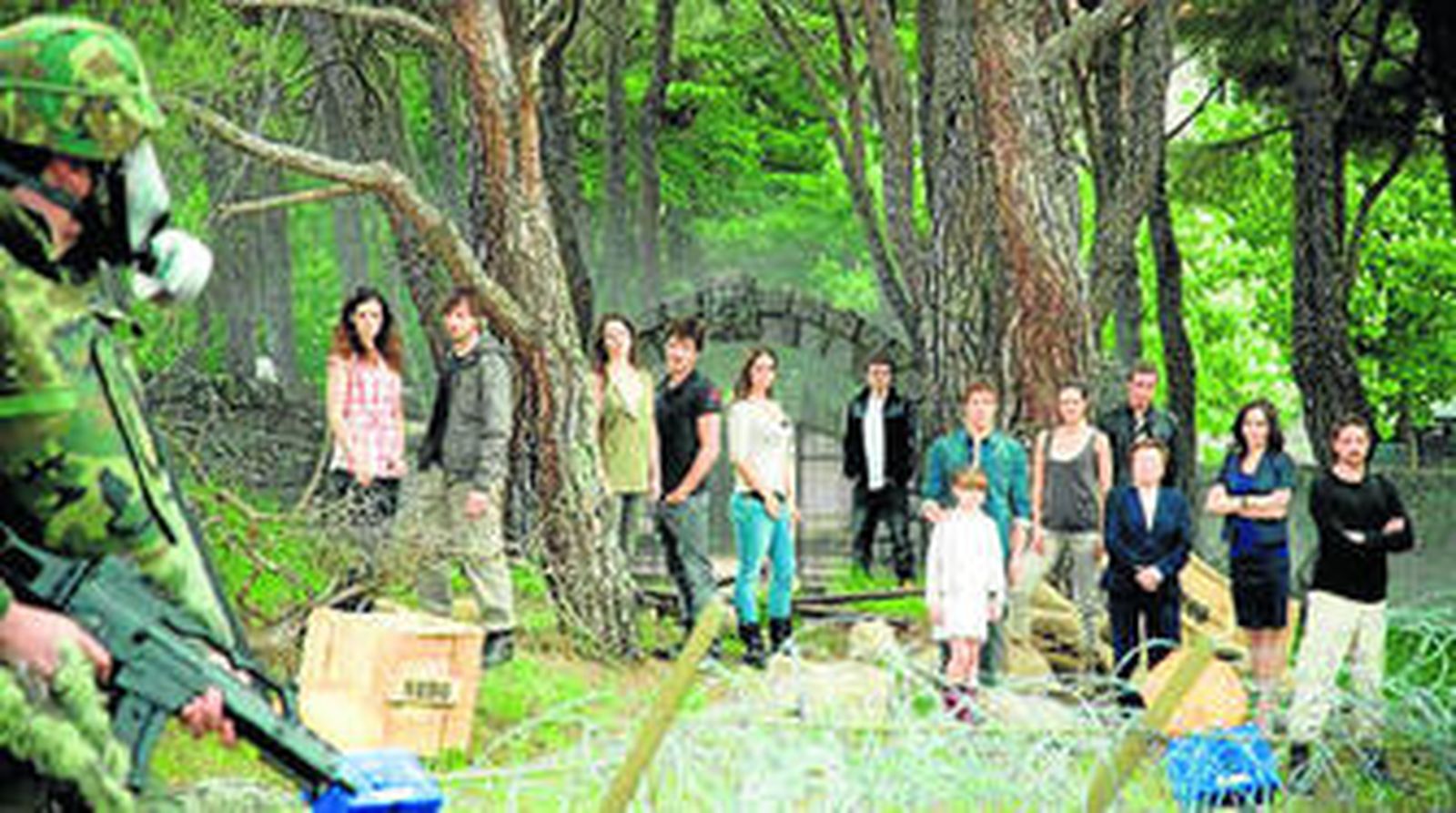 Los protagonistas de 'El Internado' posan en el bosque que rodea al centro.