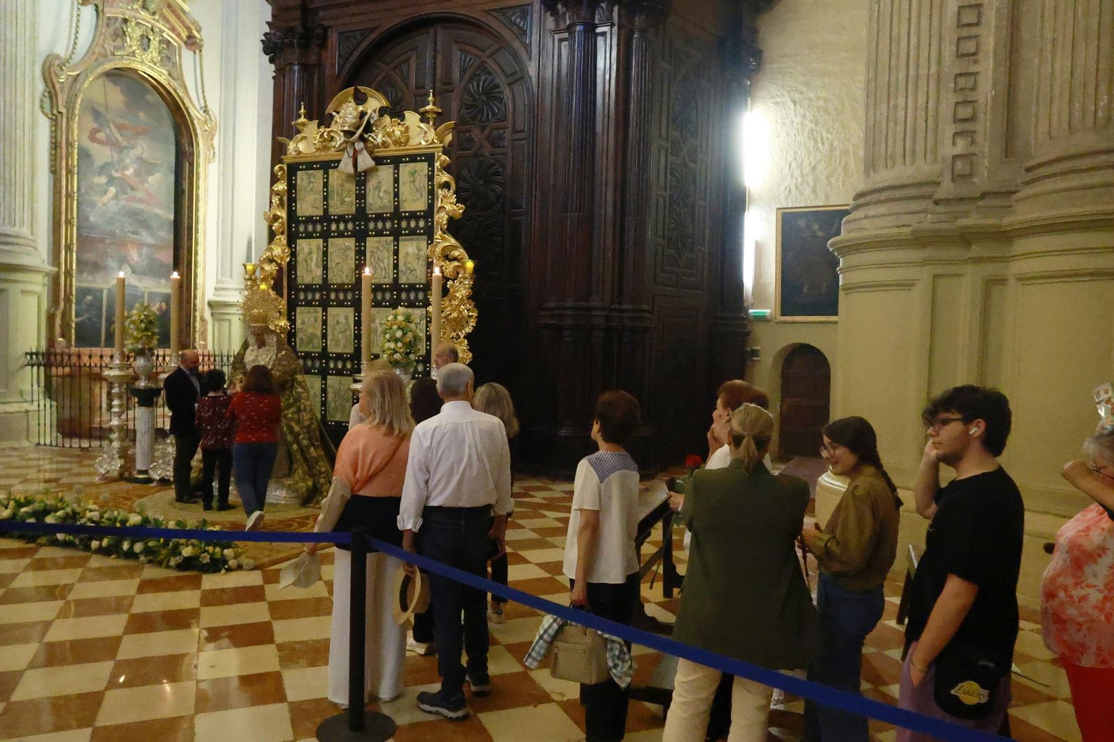 La Esperanza de Málaga ya reposa en la Catedral para recibir culto, en imágenes