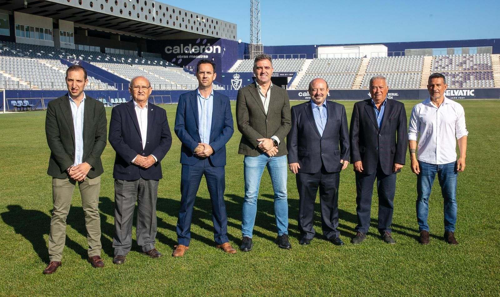 Los miembros del Consejo de Administraicón del Real Jaén en el césped del Estadio de La Victoria.