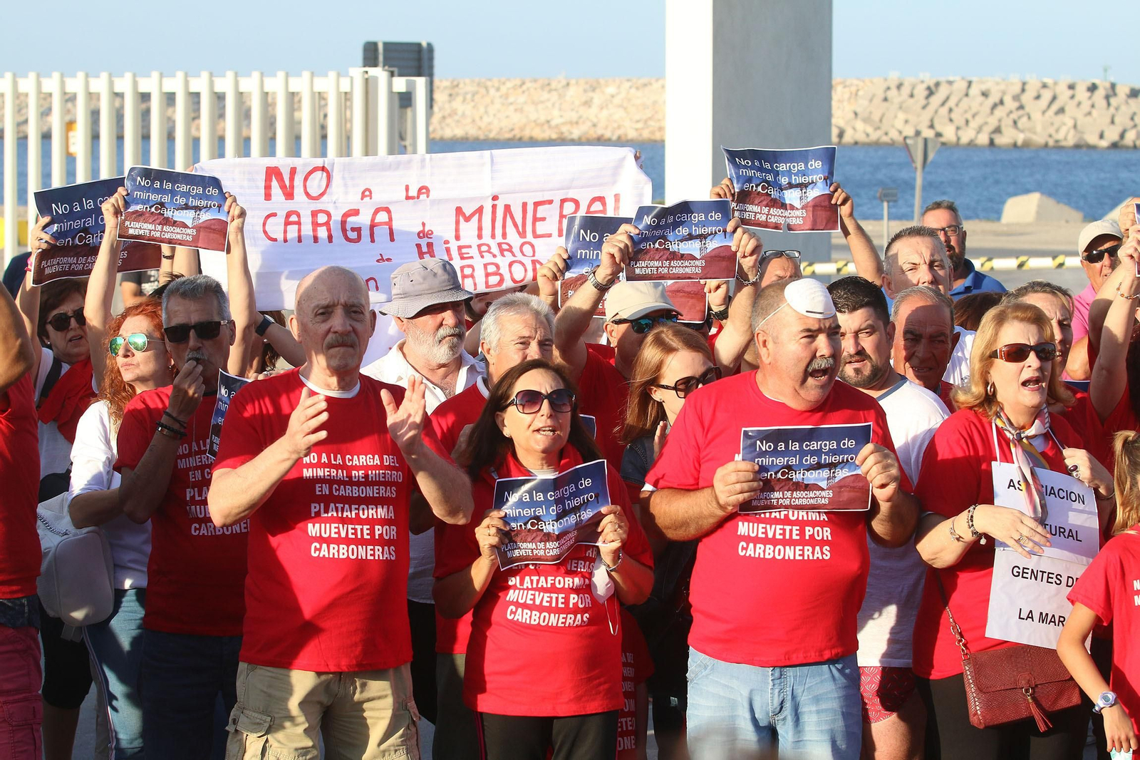 Fotogalería de la marcha contra la carga de mineral de hierro en Carboneras