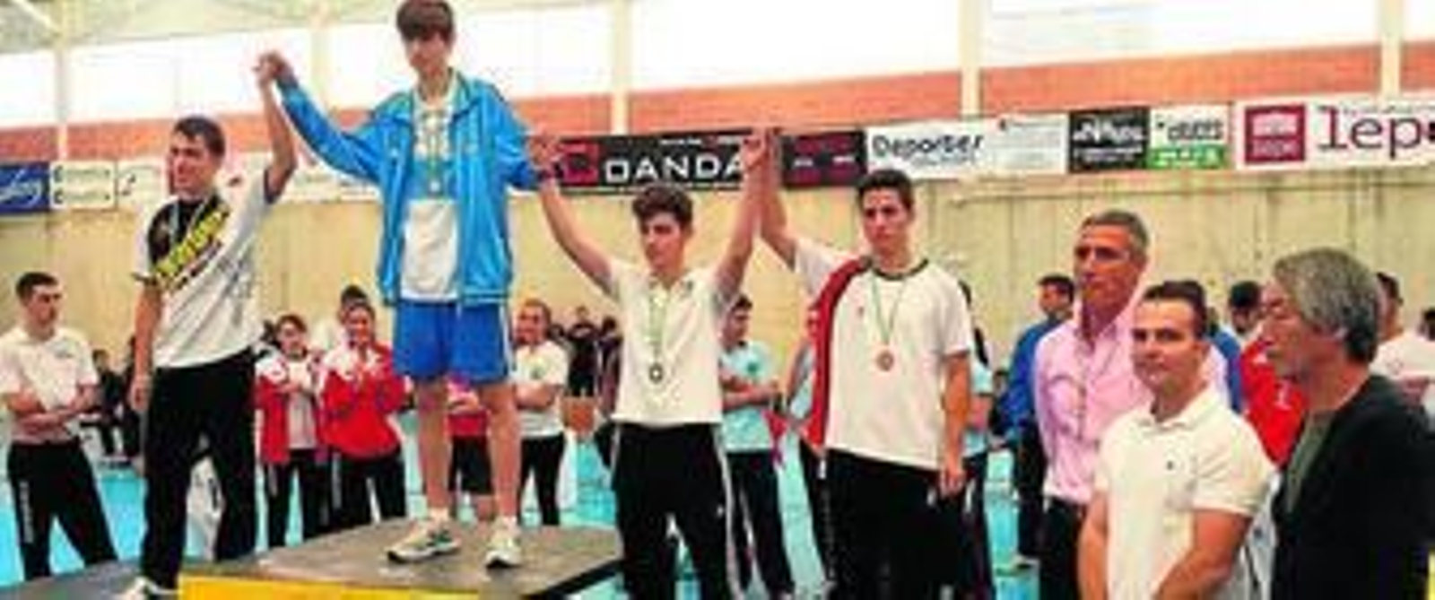 Jesús del Toro, en el podio de su categoría, en Lepe. Jesús del Toro, en el podio de su categoría, en Lepe.
