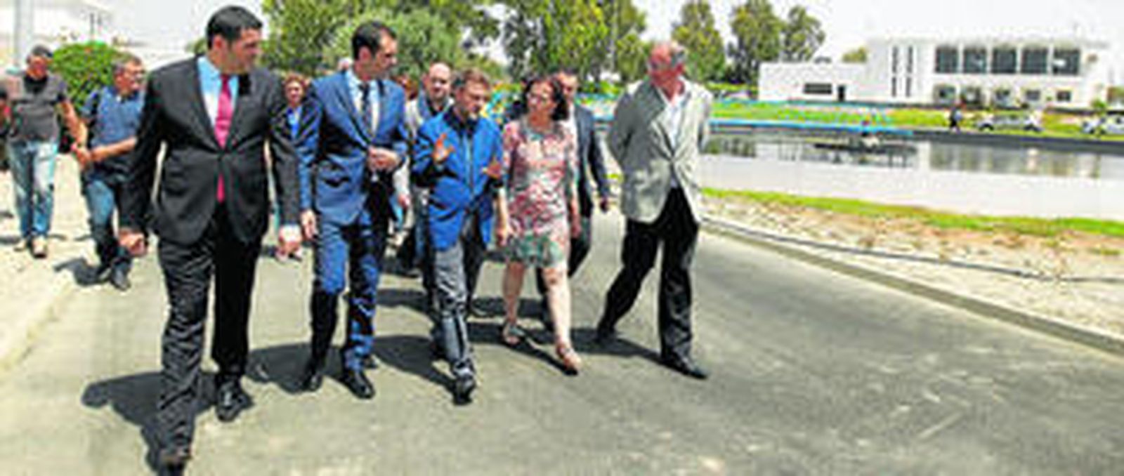 El consejero de Medio Ambiente durante su visita a la depuradora de El Bobar, flanqueado por el alcalde de la capital y la delegada del Gobierno en Almería.
