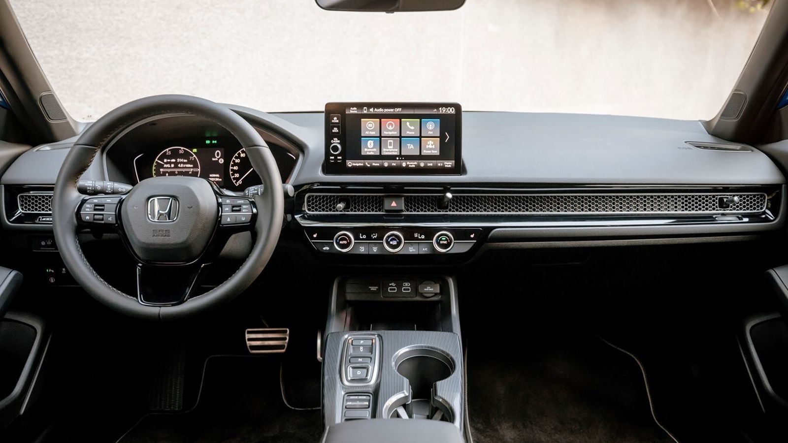 En el diseño del interior prima la simplicidad, con un salpicadero muy fino que lleva la pantalla a la parte superior en lugar de integrada, como anteriormente.