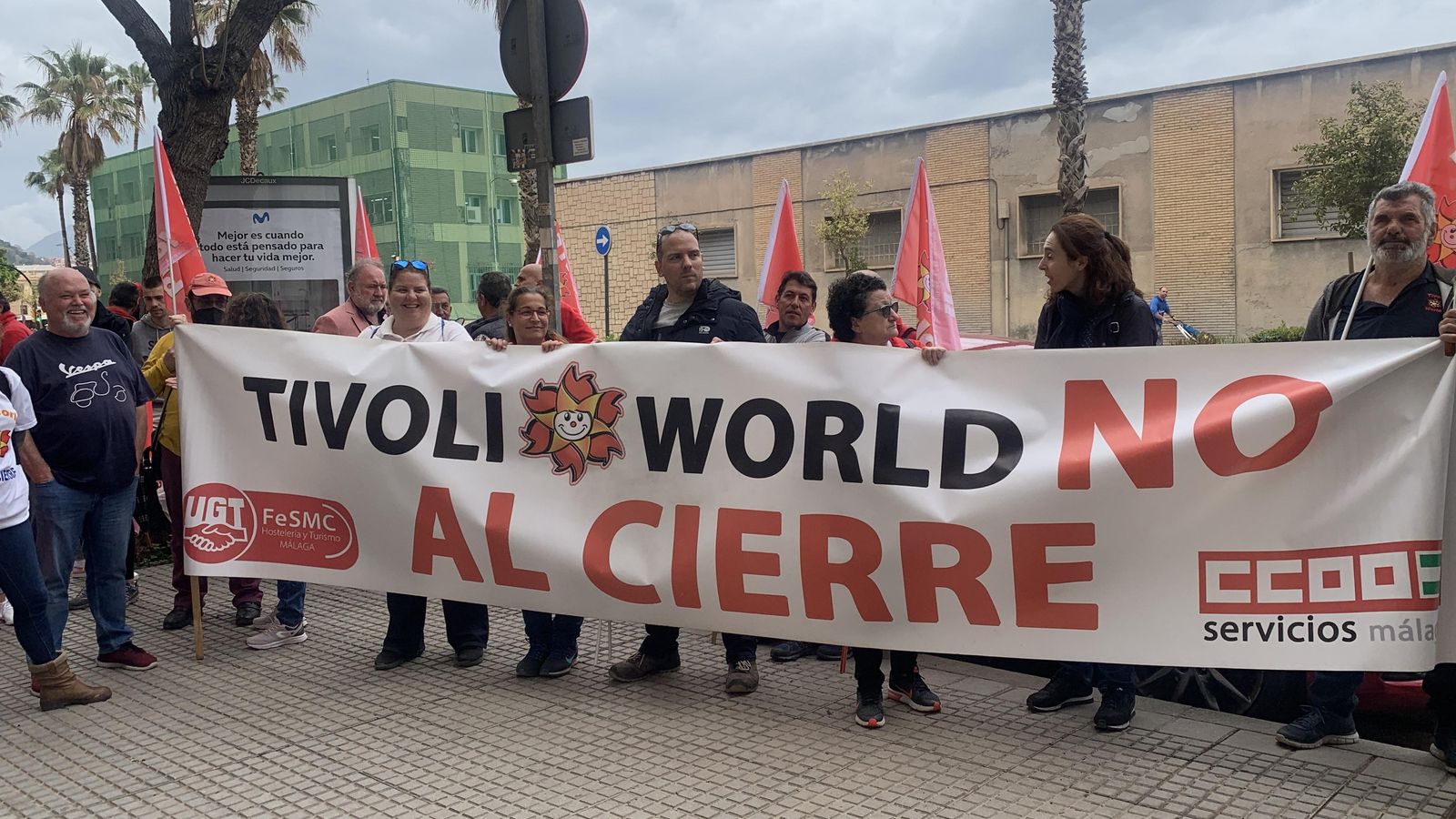 Trabajadores de Tívoli World, hoy, a las puertas de la Sala de lo Social del TSJA.