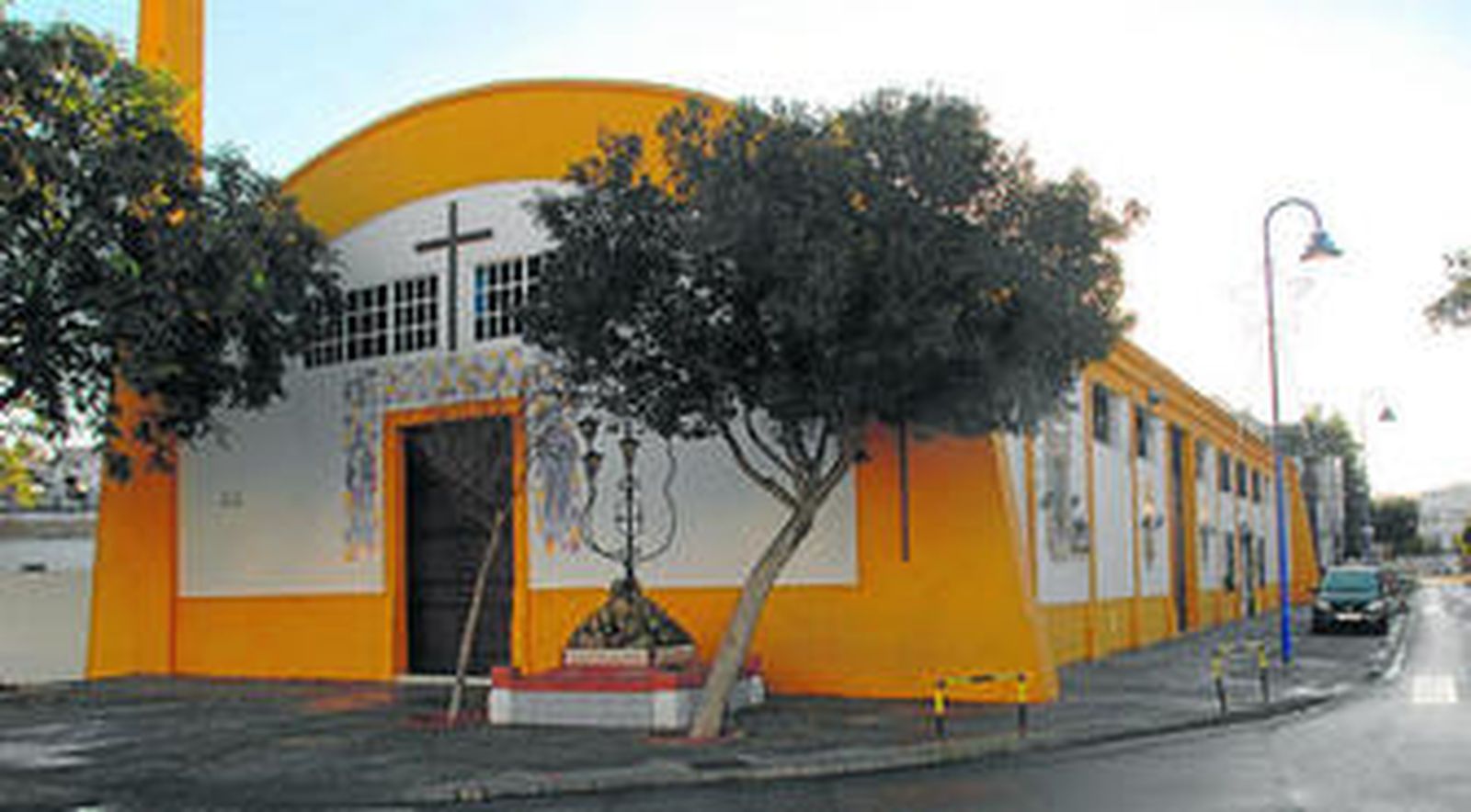 Fachada y puerta principal de la parroquia de la Sagrada Familia, que será remodelada en las próximas semanas.