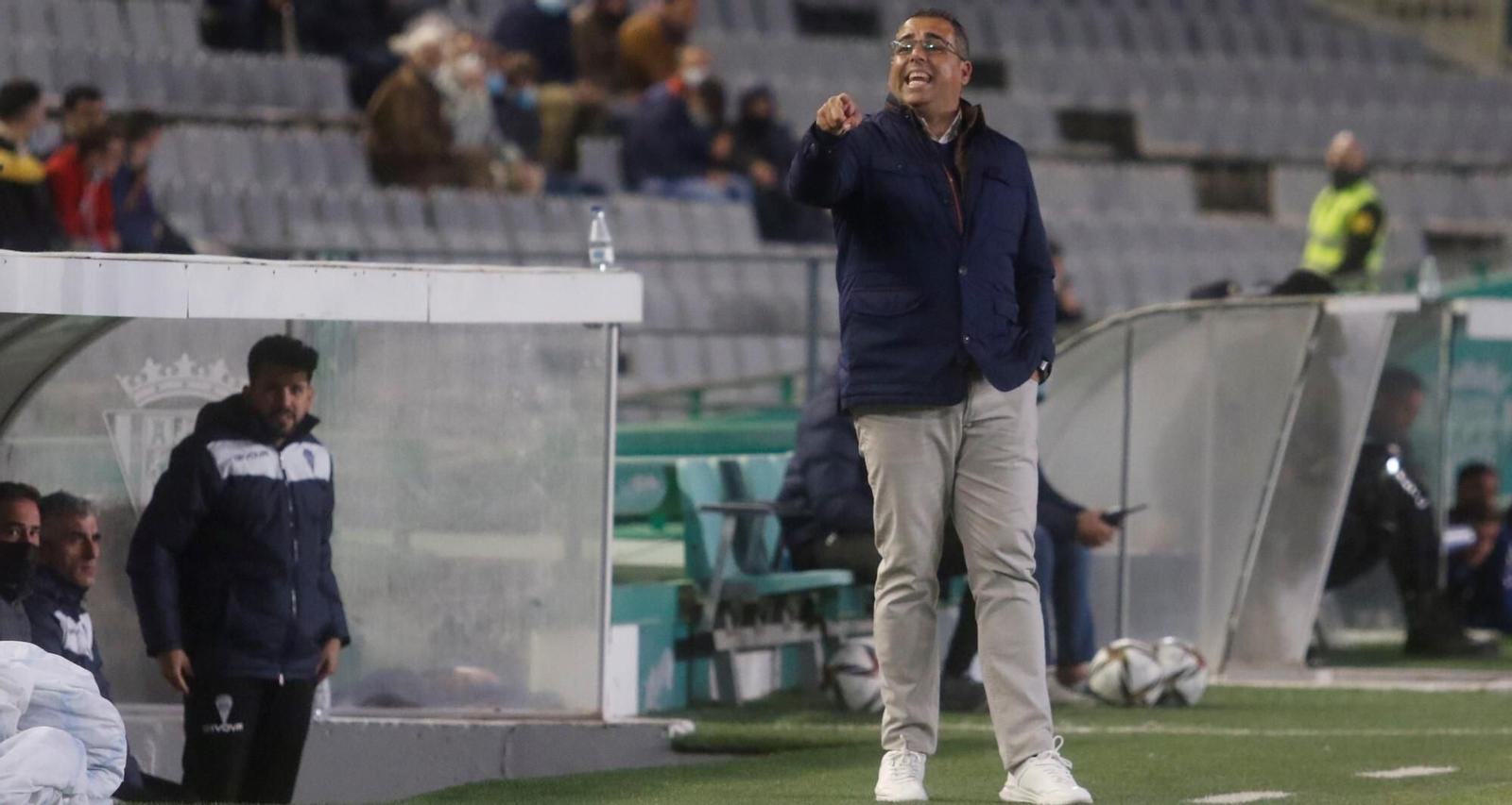 Germán Crespo llama a alguno de sus jugadores para realizar un cambio.