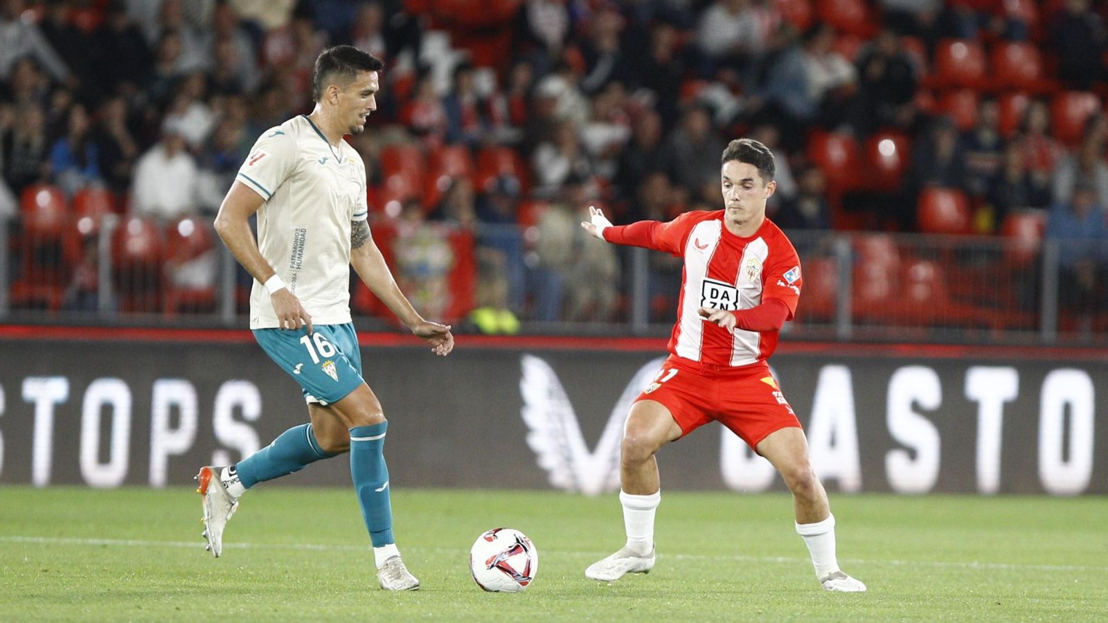 Martínez es presionado por Arribas en el primer tiempo del Almería - Córdoba CF. Martínez es presionado por Arribas en el primer tiempo del Almería - Córdoba CF.