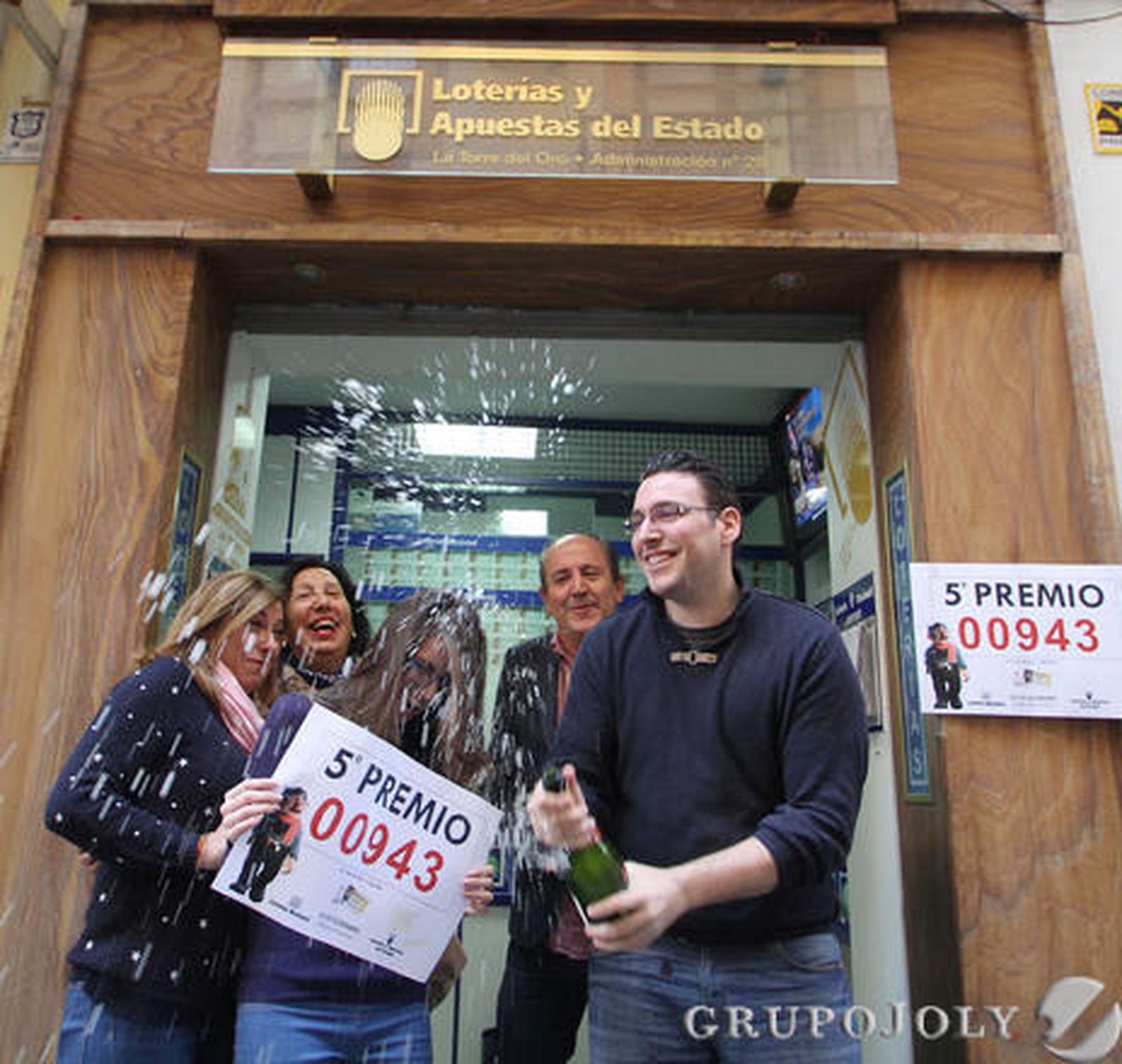 La administración de la calle San Eloy, celebra la venta del quinto premio con el número 00943.

Foto: Belén Vargas
