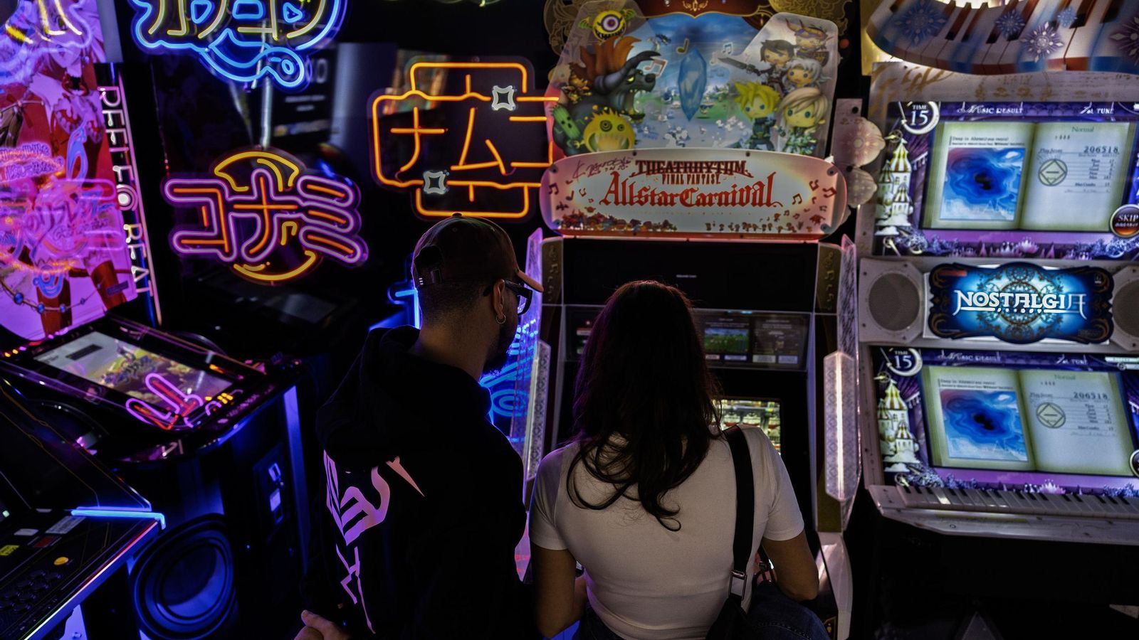 Jóvenes en una sala de juegos recreativos.