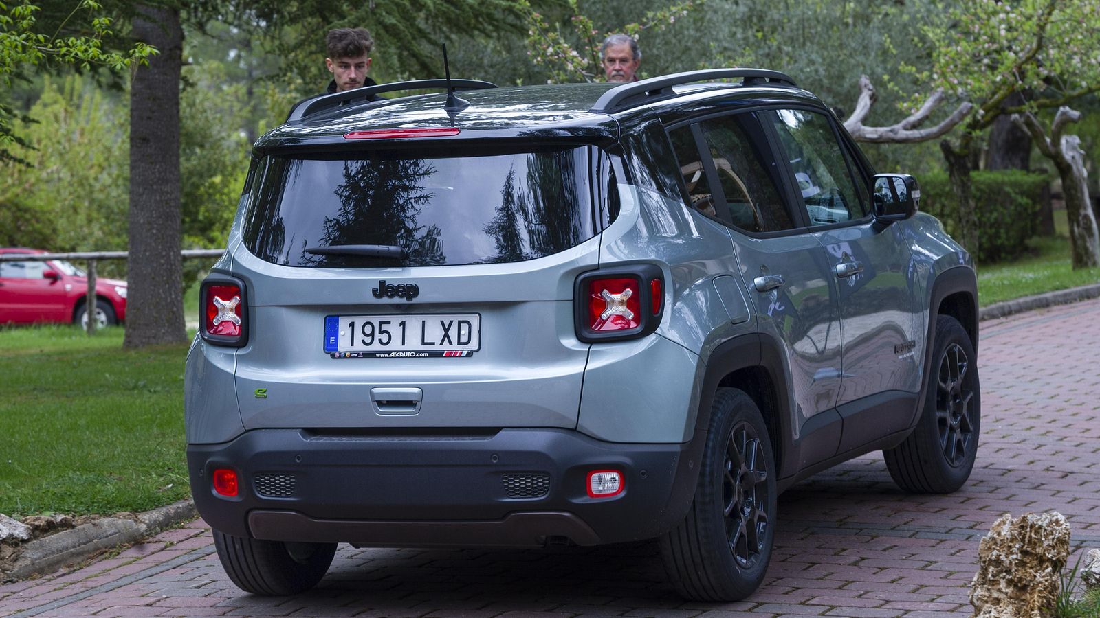 El Renegade e-Hybrid es, entre 6.650 y 7.500 más asequible que las versiones equivalentes del Compass.