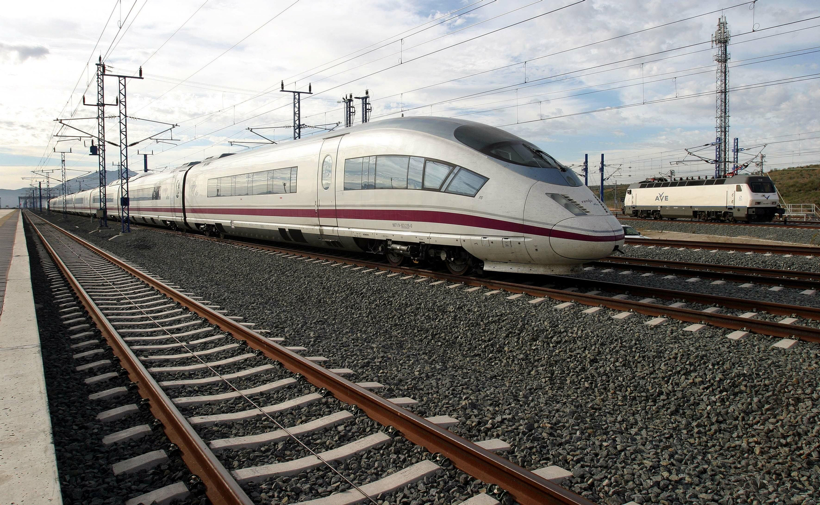 M.H. Un tren AVE a su paso por la estación de Santa Ana (Antequera).