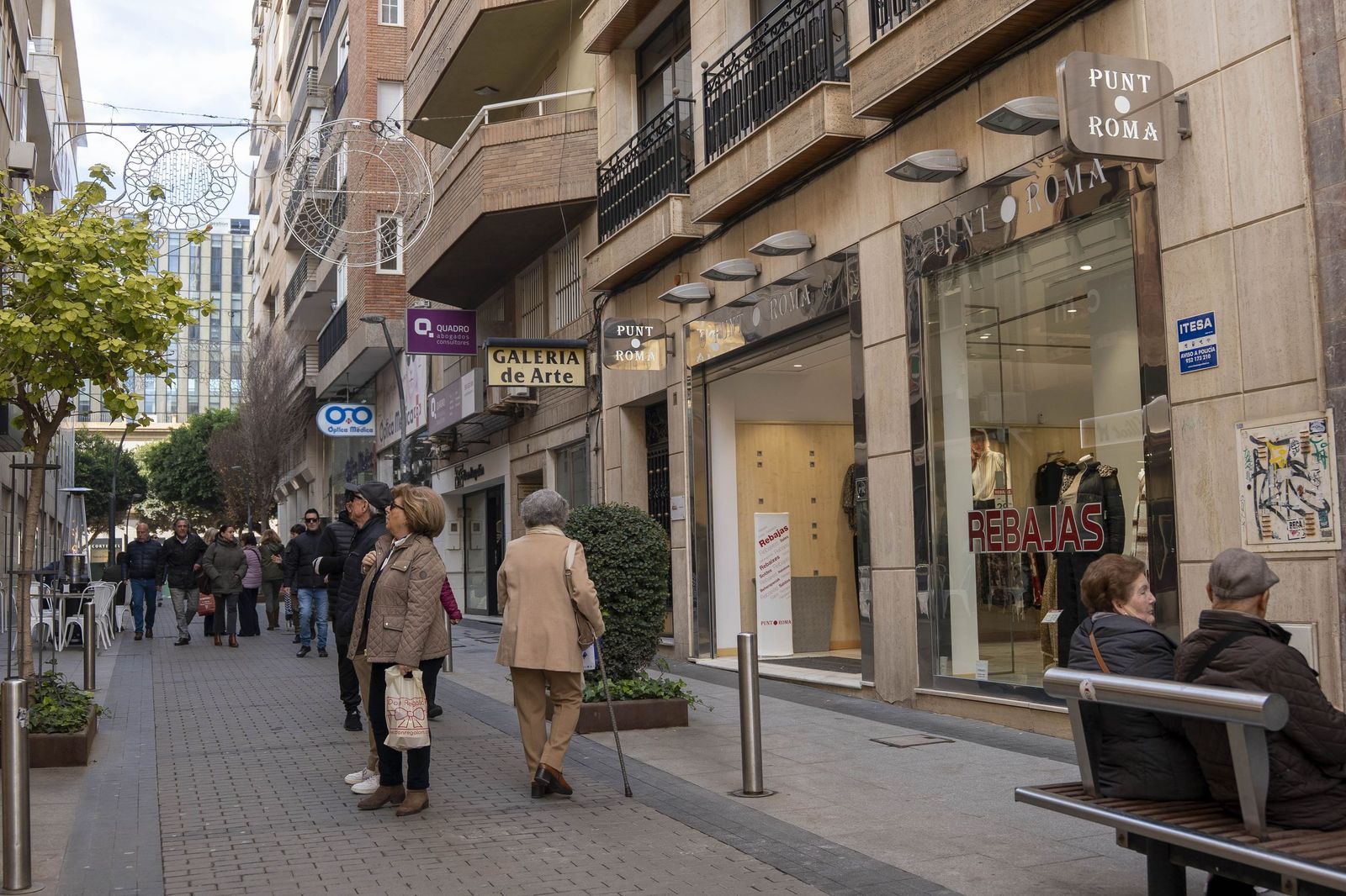 El comienzo de la campaña de rebajas en Almería, en imágenes