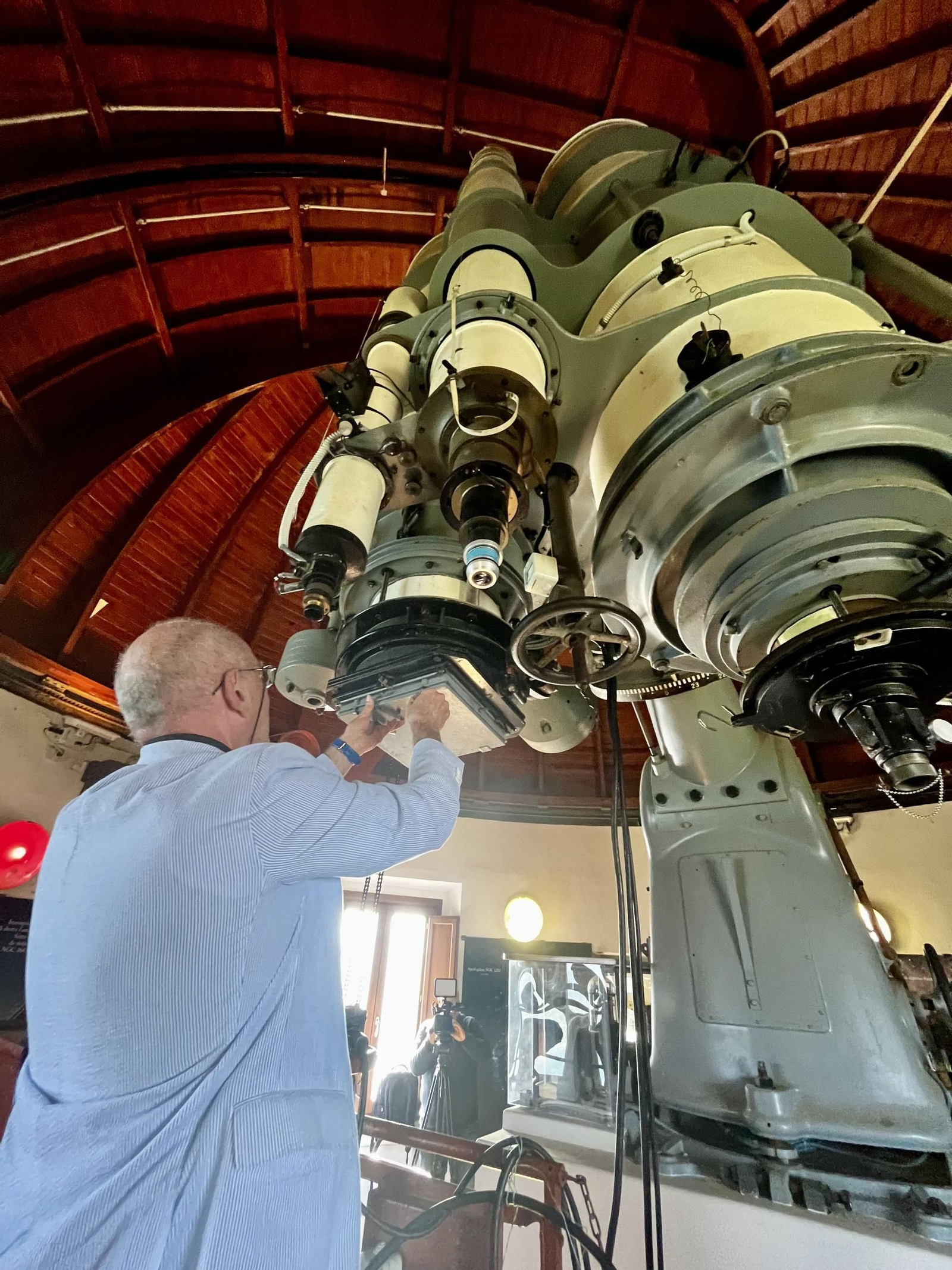 El ingeniero Claudio Costa en el observatorio astronómico que los papas poseen desde hace casi un siglo en su residencia estival de Castel Gandolfo, a las afueras de Roma. El ingeniero Claudio Costa en el observatorio astronómico que los papas poseen desde hace casi un siglo en su residencia estival de Castel Gandolfo, a las afueras de Roma.