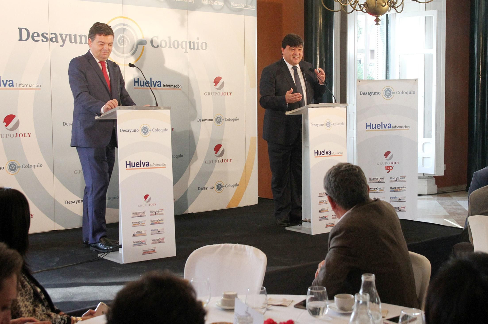 Imágenes de la conferencia y desayuno-coloquio de Gabriel Cruz, alcalde de Huelva