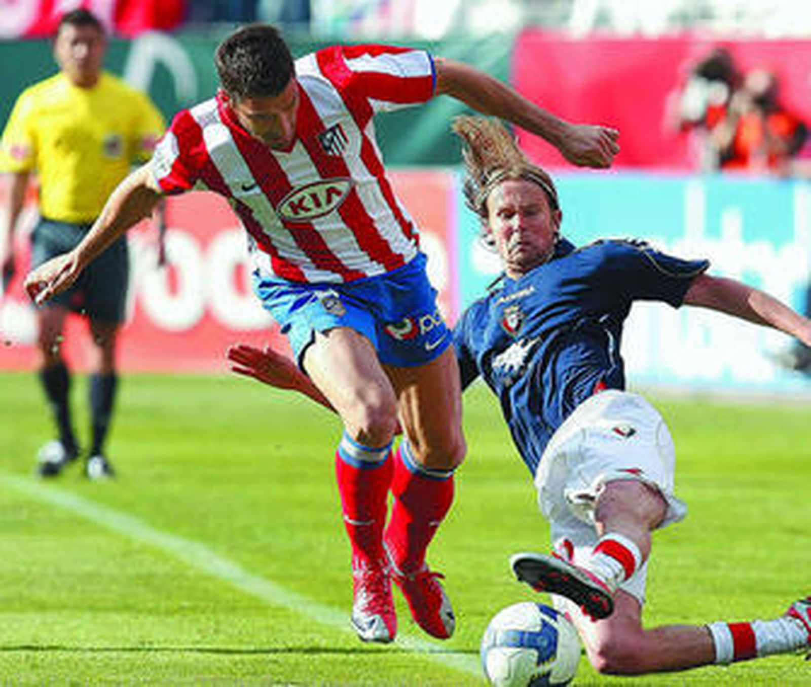 Raúl García intenta marcharse de Plasil ante la atenta mirada de uno de los asistentes.