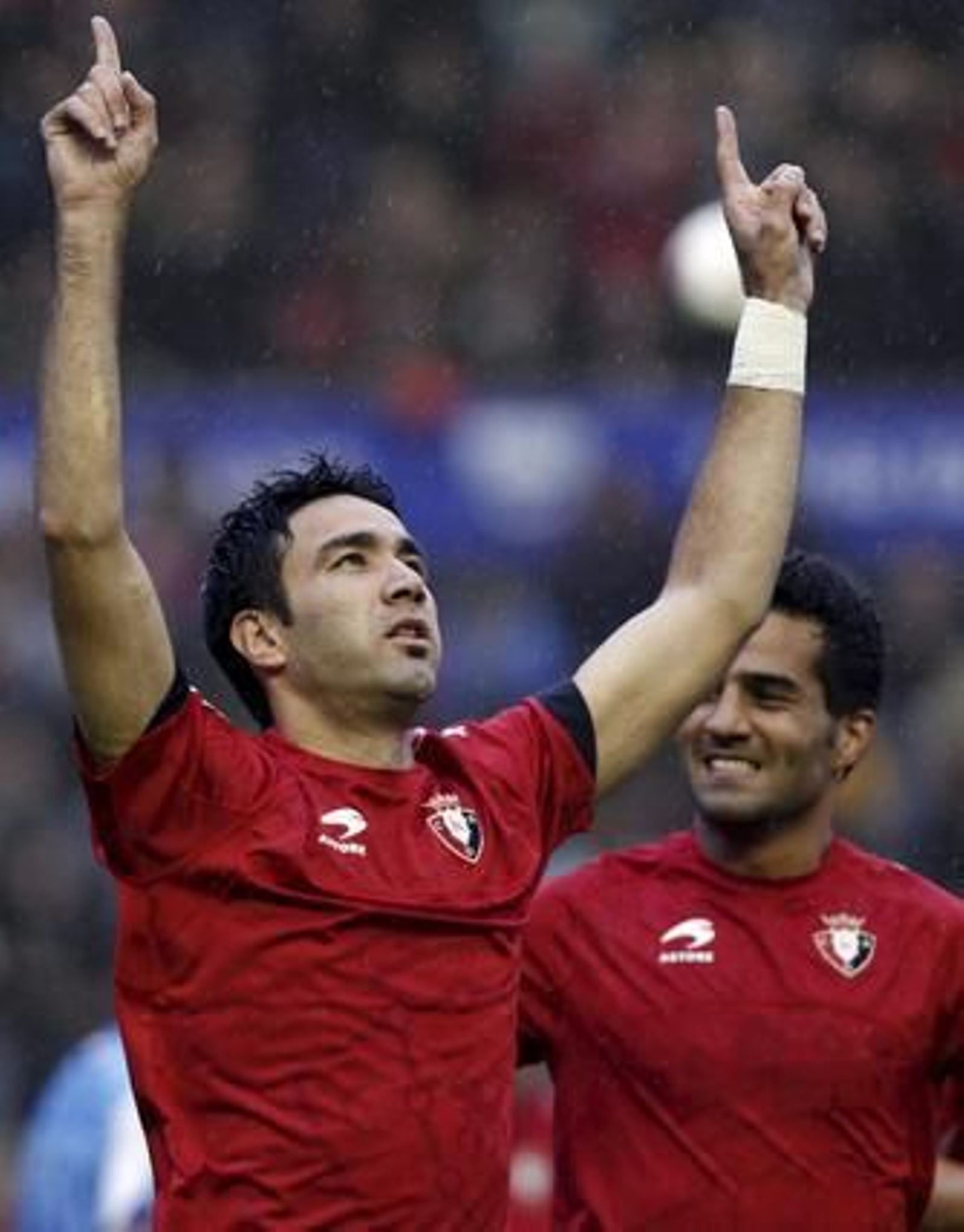 El iraní Nekounam levanta los brazos para celebrar el primer gol pamplonica. / EFE