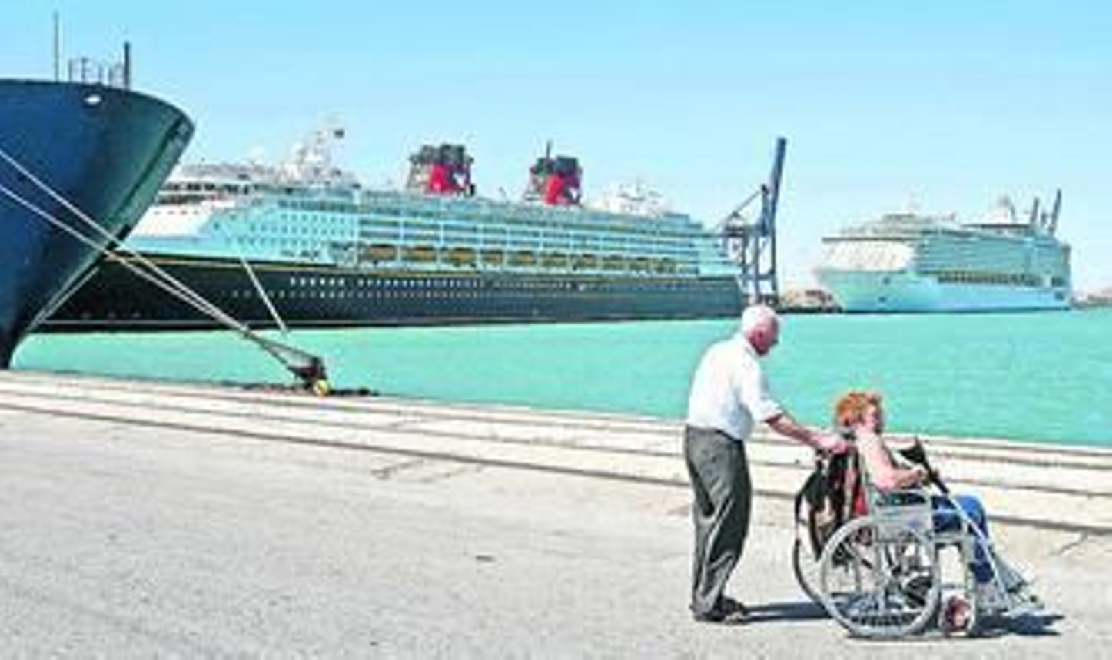 Dos gigantescos cruceros compartieron cantil durante la jornada de ayer: el 'Disney Magic' y el 'Independence of the Seas'