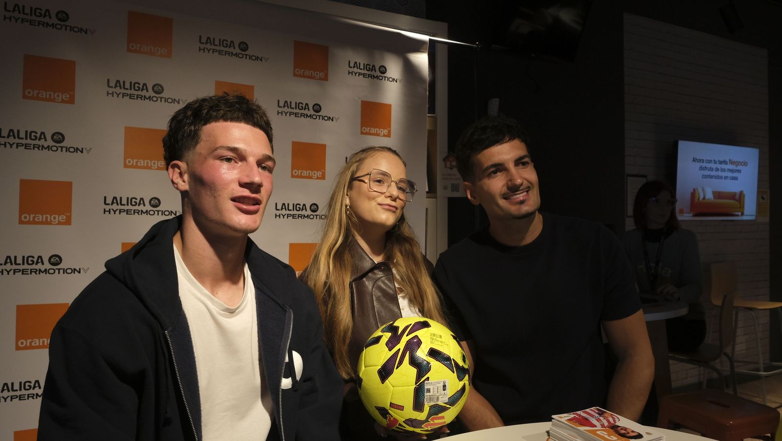 Búscate en las fotos de la firma de los jugadores de la U.D. Almería en la tienda Orange