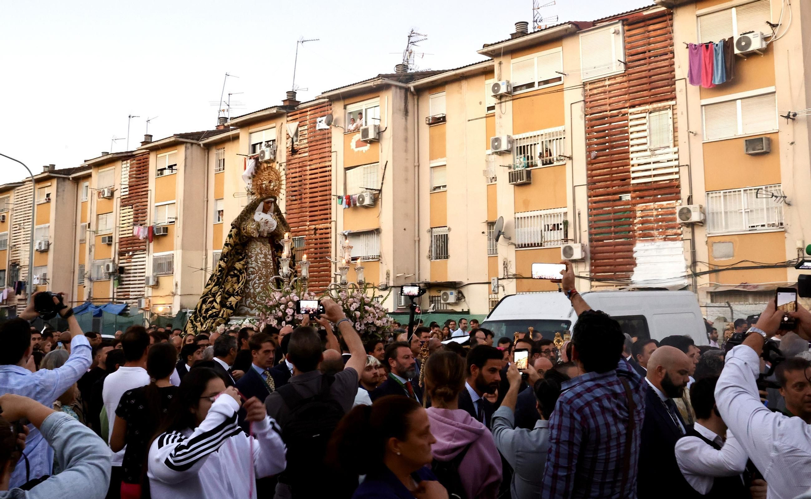 Regreso de la Esperanza de Triana a su paso por el Hospital Infantil del Virgen del Rocío