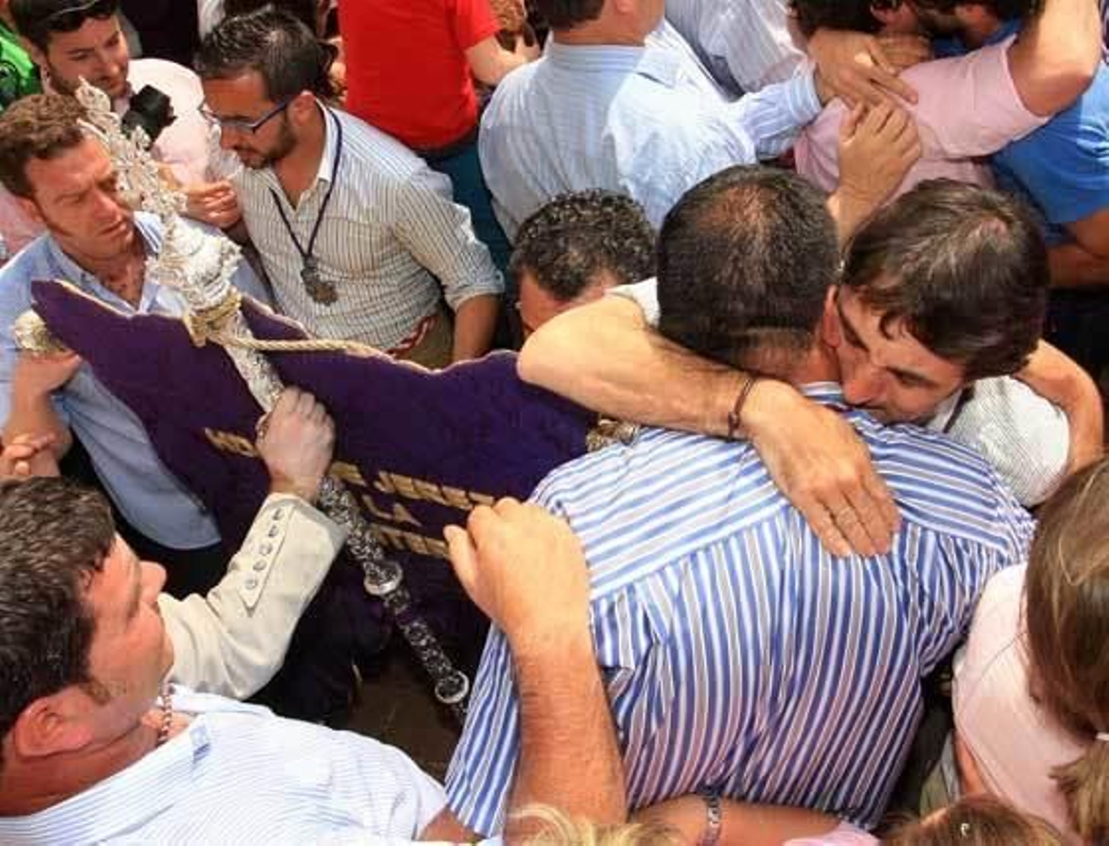 Abrazo emocionado de los romeros jerezanos, tras el paso de la Blanca Paloma.  Foto: Juan Carlos Toro