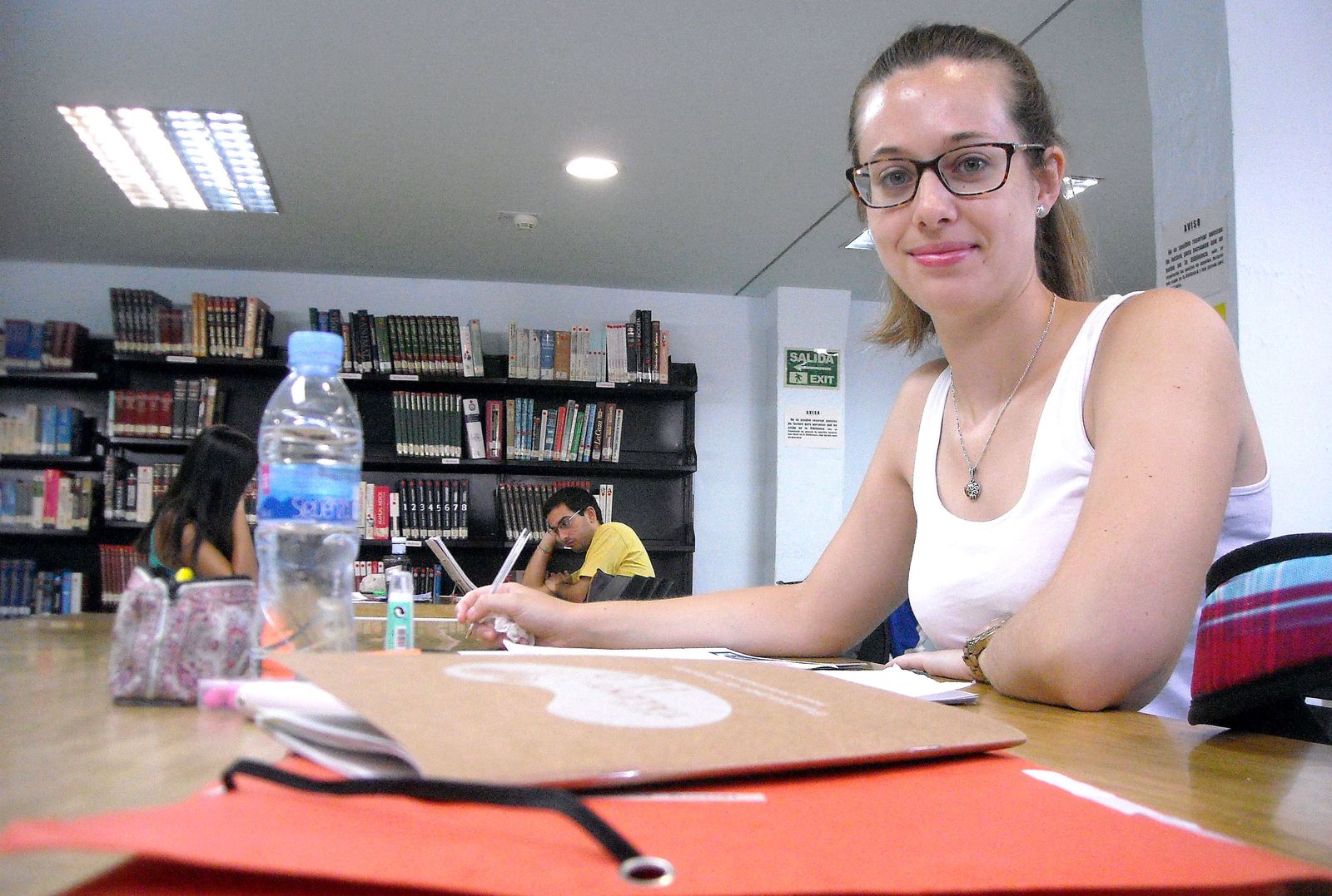 Isabel Broco, alumna del doble grado de ADE y Derecho en la Biblioteca Provincial.